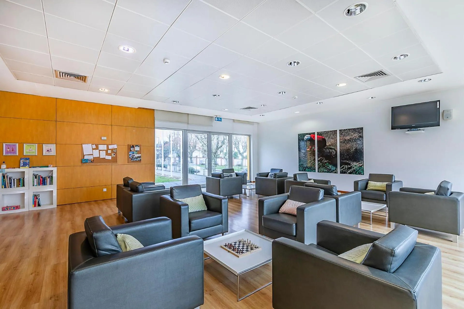 Communal lounge/ TV room in HI Lousã – Pousada de Juventude