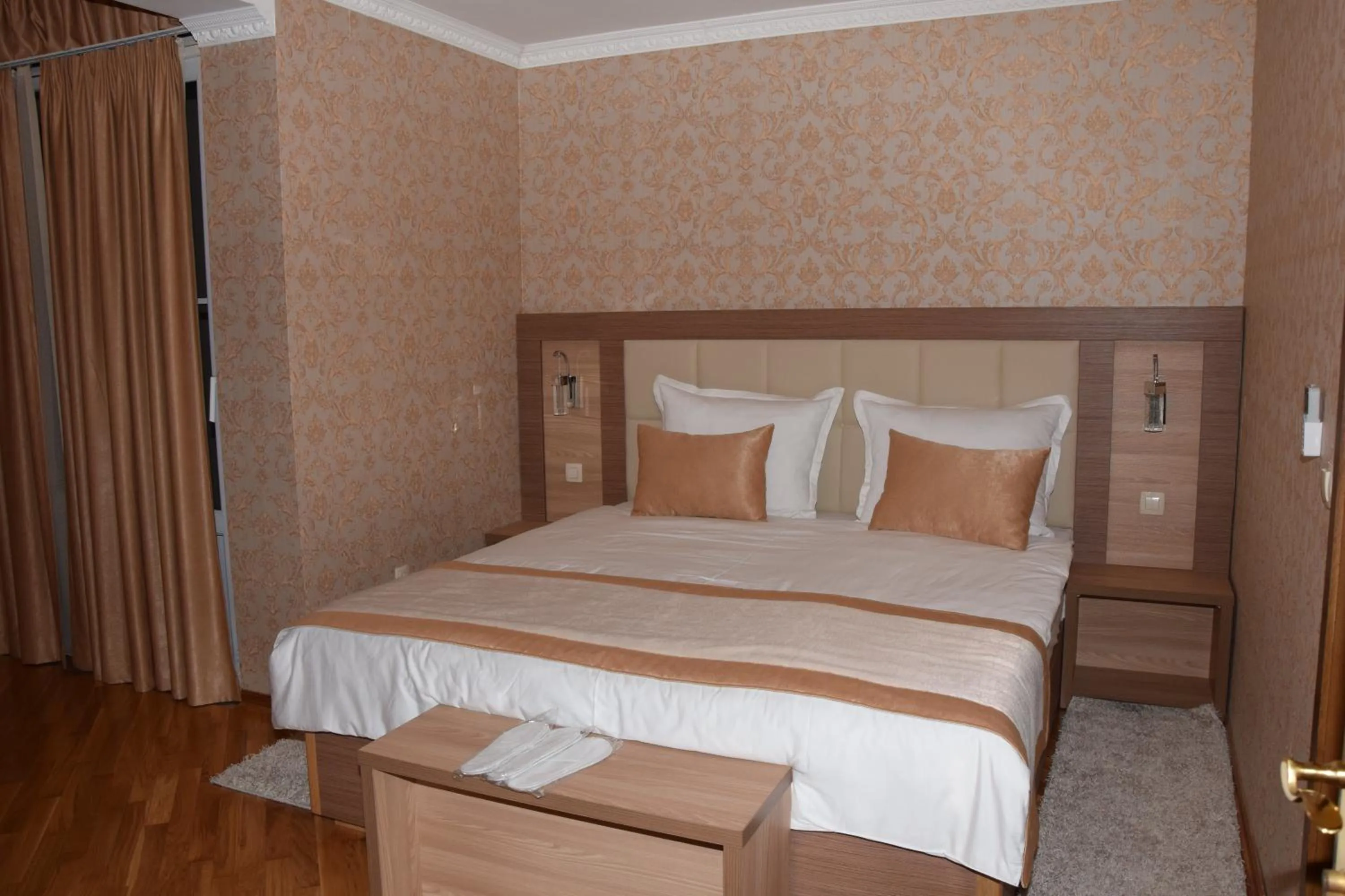 Photo of the whole room in Hotel Elegance