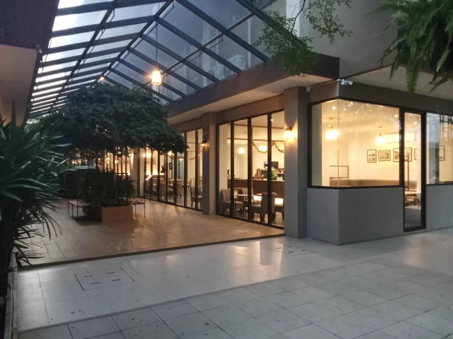 Restaurant/places to eat in 35 Bow Hotel