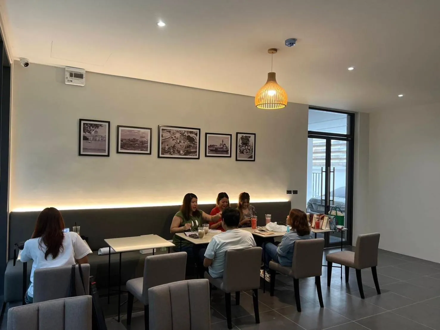 Restaurant/places to eat in 35 Bow Hotel