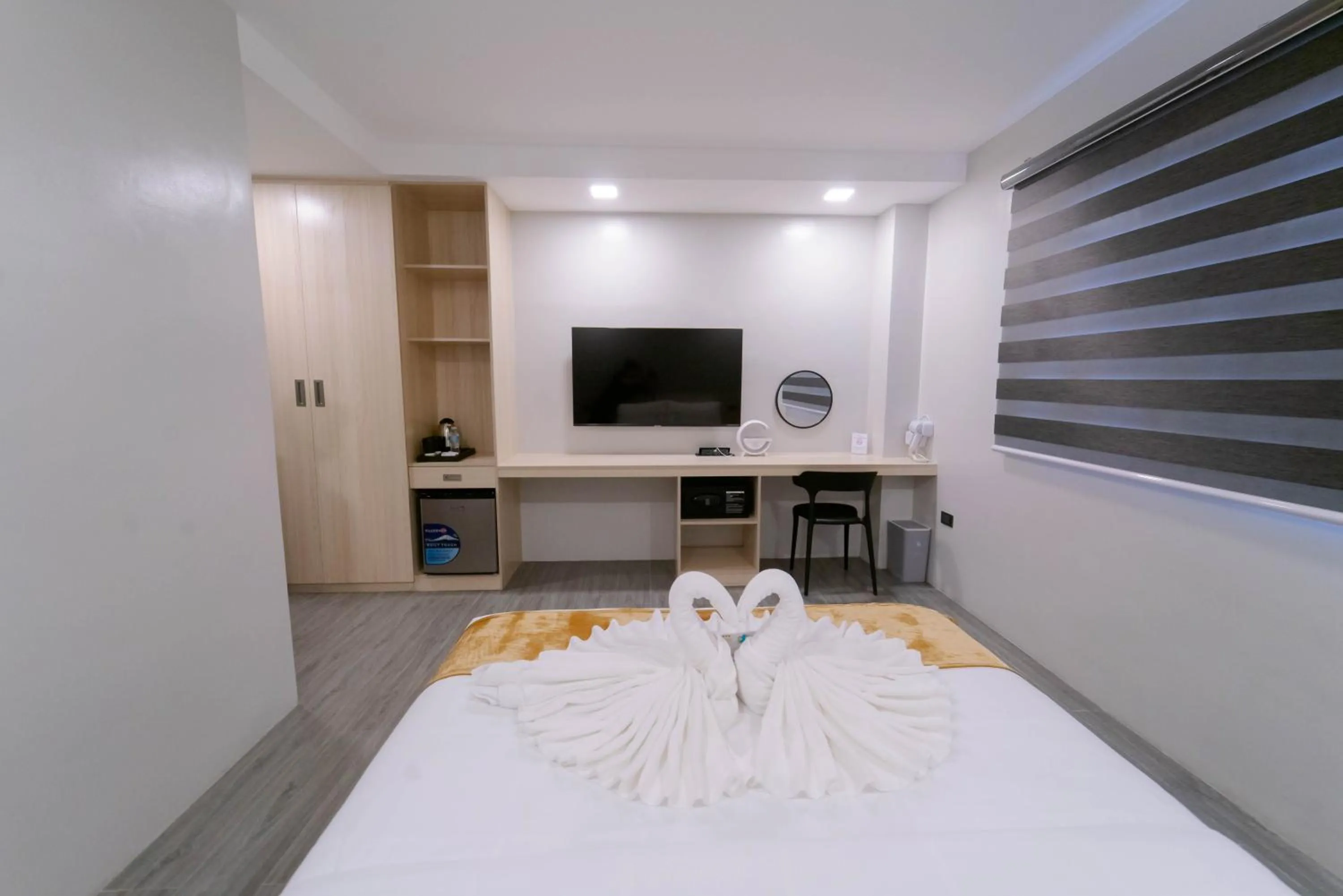 Bedroom, Bed in A Traveller's Inn