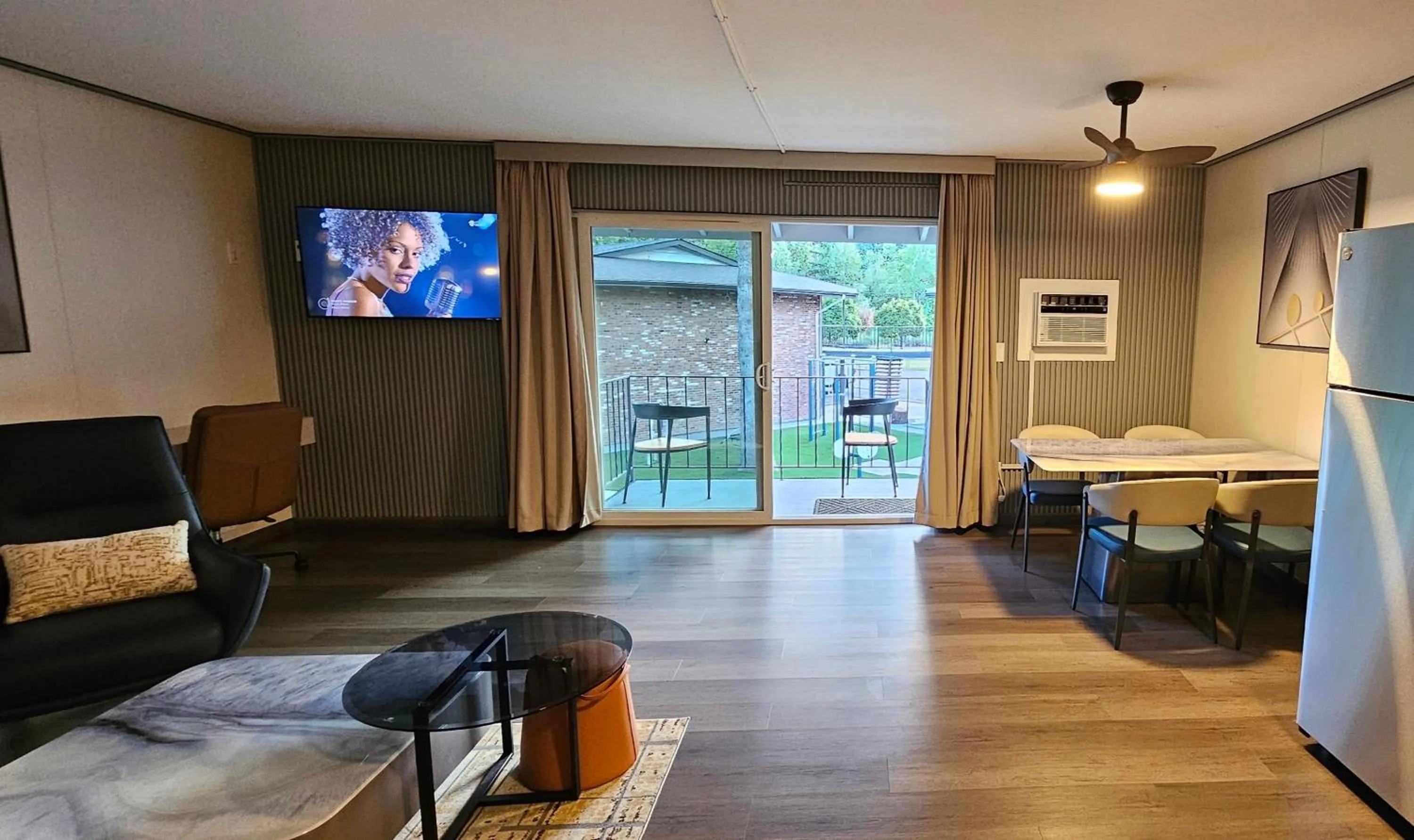 TV and multimedia in Interurban Suites Hotel