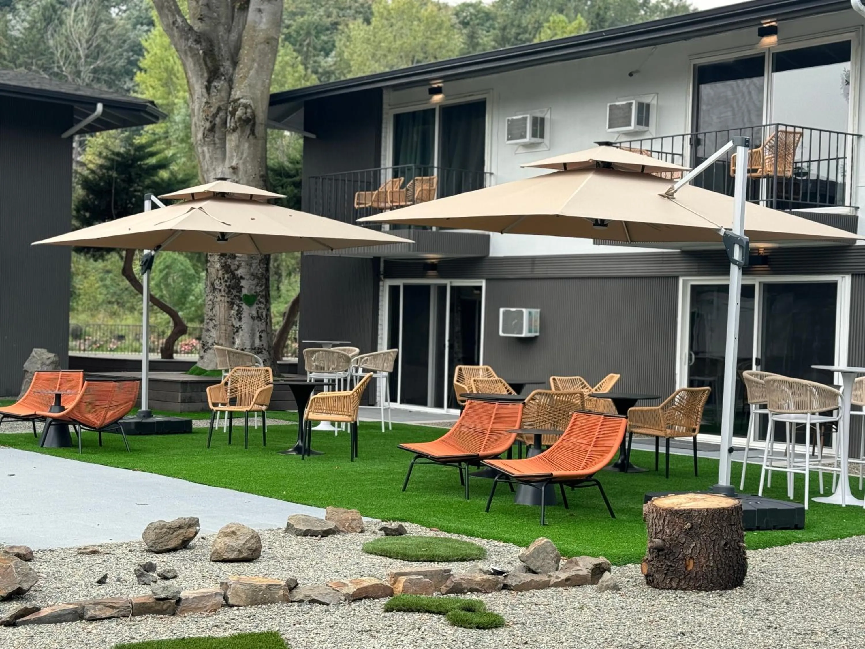 Patio in Interurban Suites Hotel