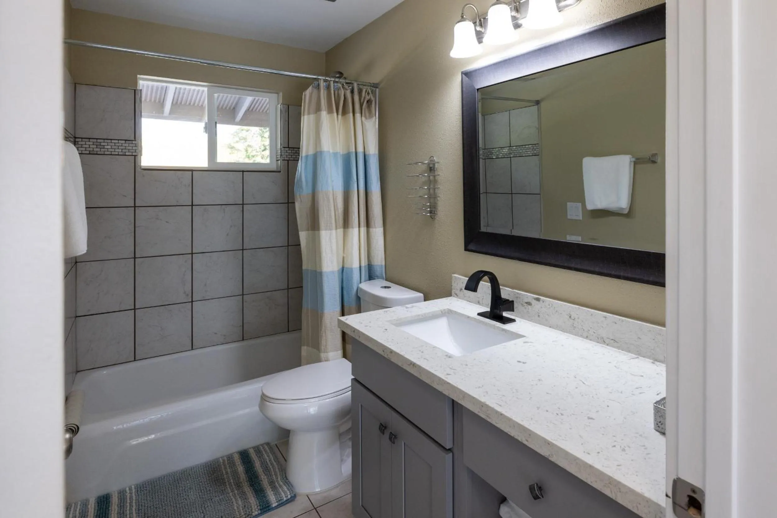 Bathroom in Interurban Suites Hotel
