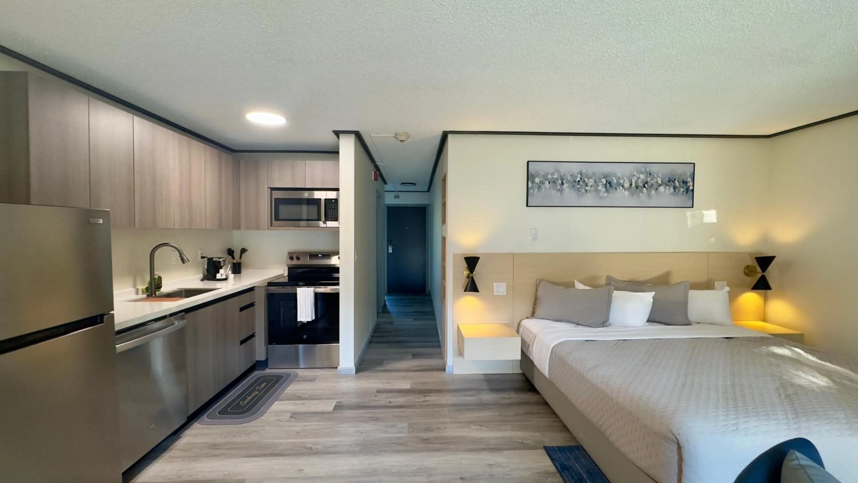 Kitchen or kitchenette, Bed in Interurban Suites Hotel