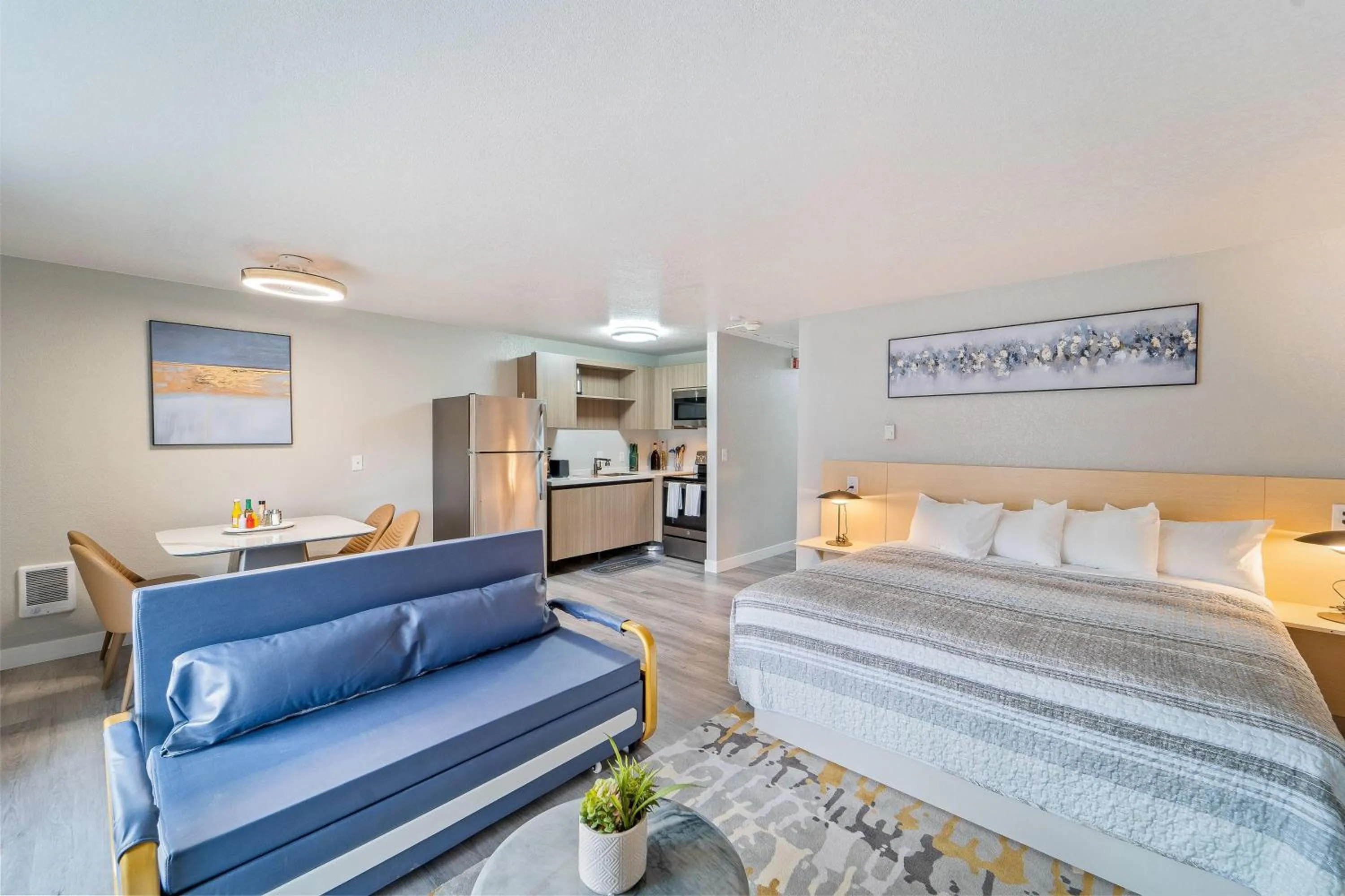 Photo of the whole room, Bed in Interurban Suites Hotel, a Dazzler Select by Wyndham