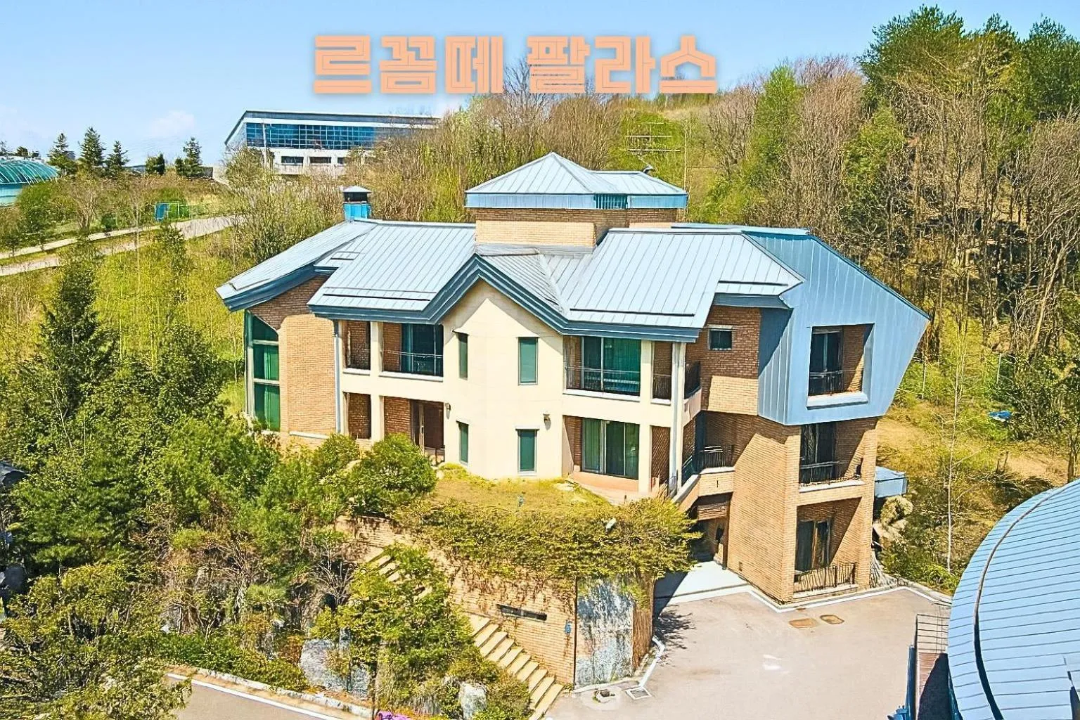 Facade/entrance in Le comte bleu