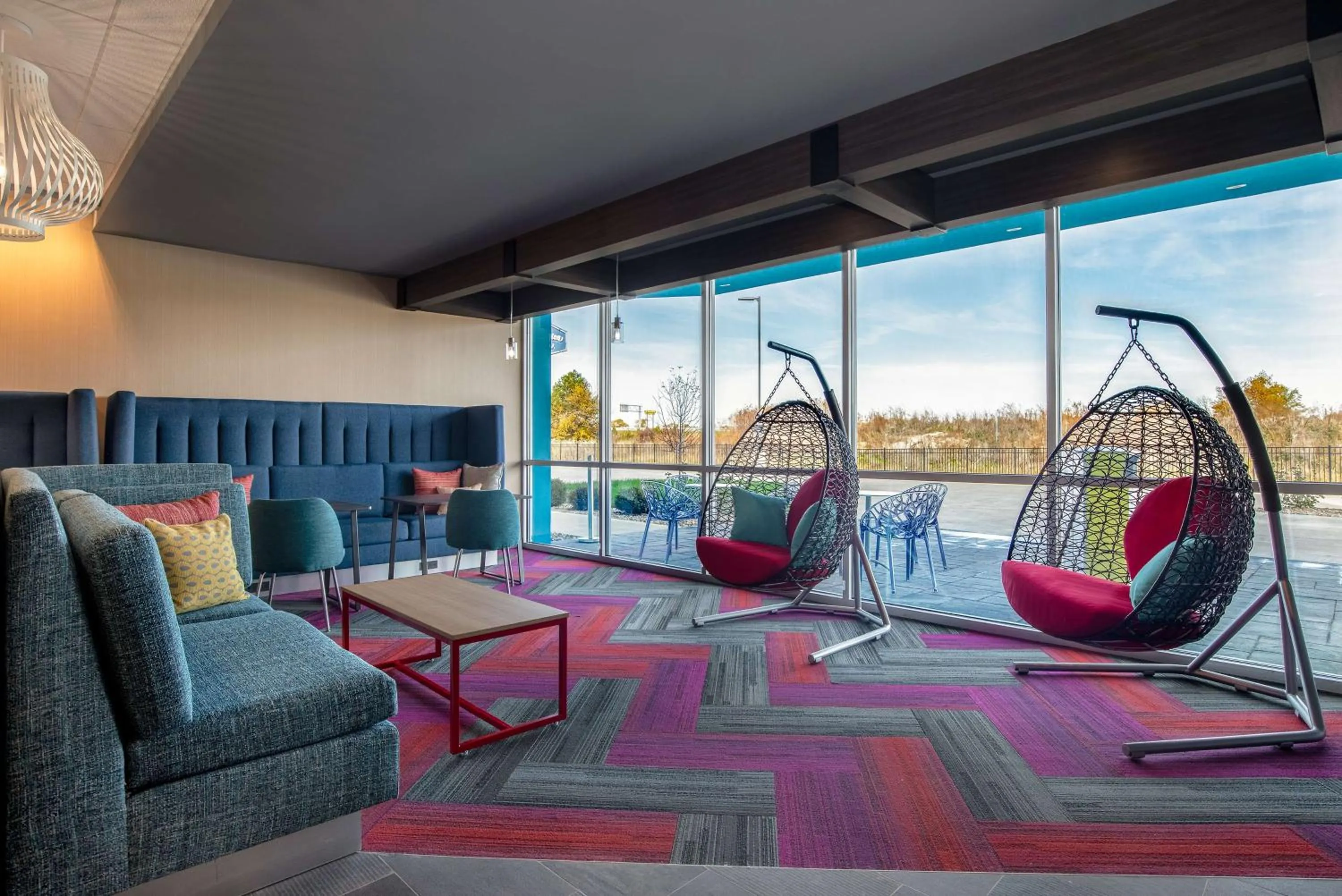 Communal lounge/ TV room in Tru By Hilton Anderson