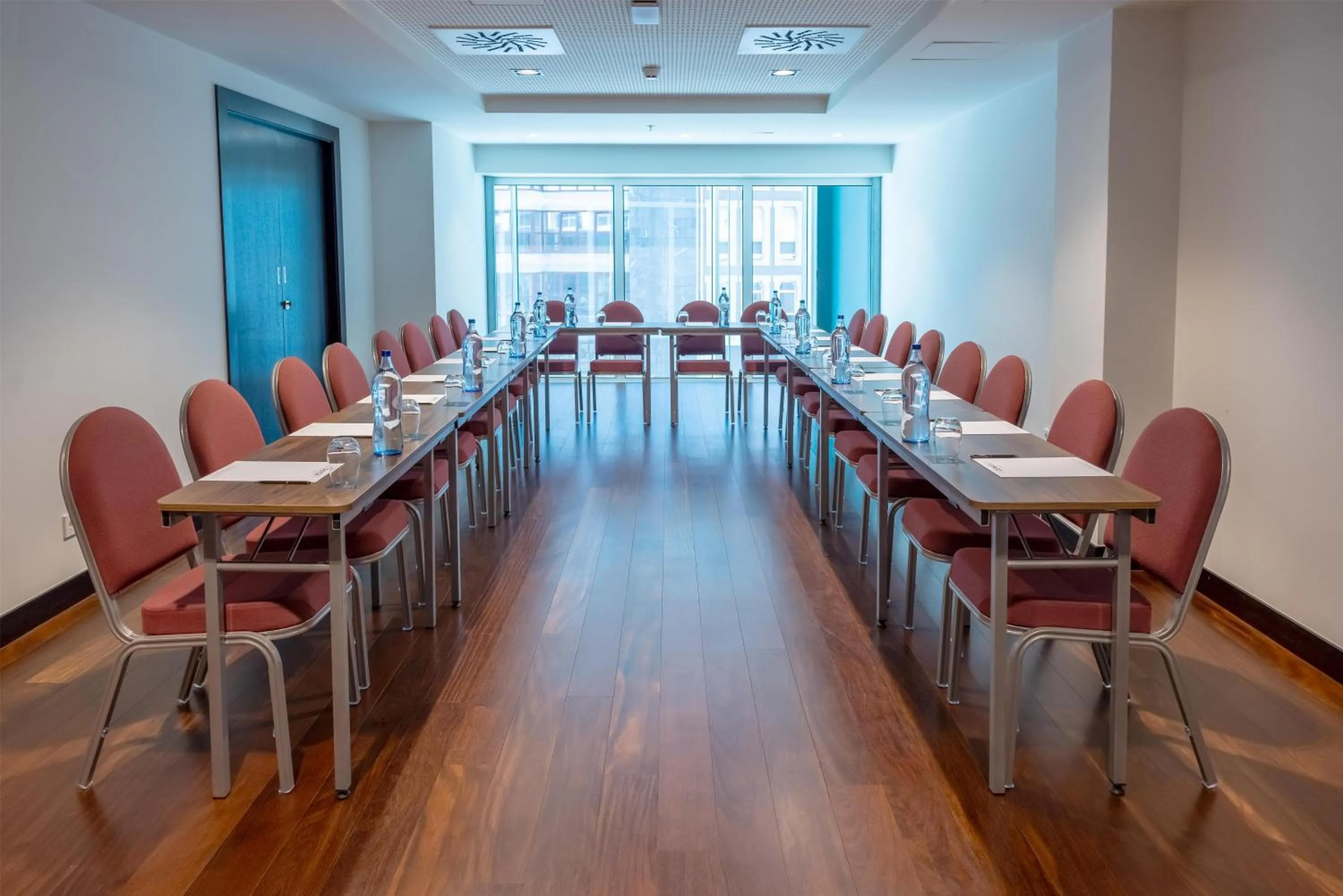 Meeting/conference room in Cenica Porto Hotel, Curio Collection By Hilton