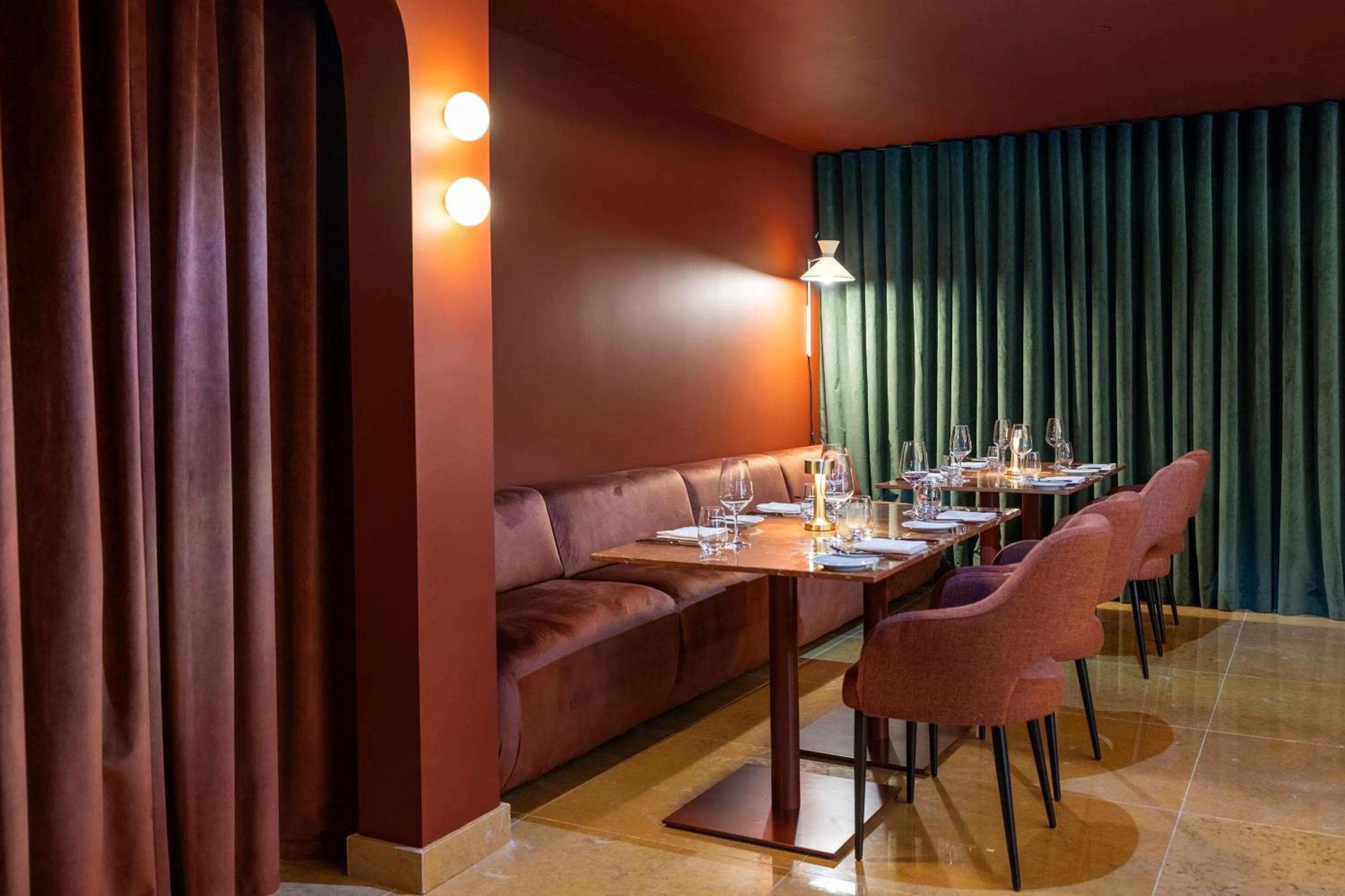 Restaurant/places to eat in Cenica Porto Hotel, Curio Collection By Hilton