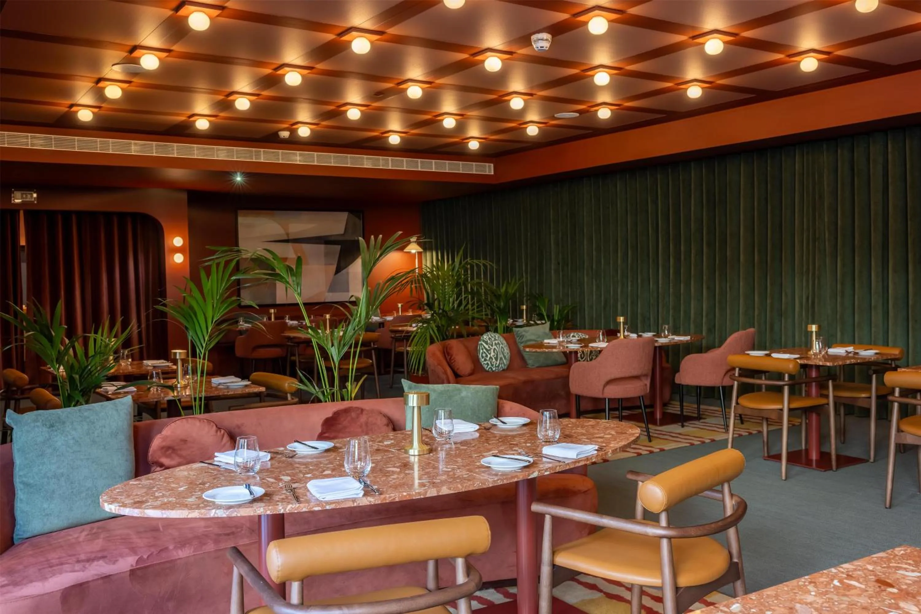 Restaurant/places to eat in Cenica Porto Hotel, Curio Collection By Hilton