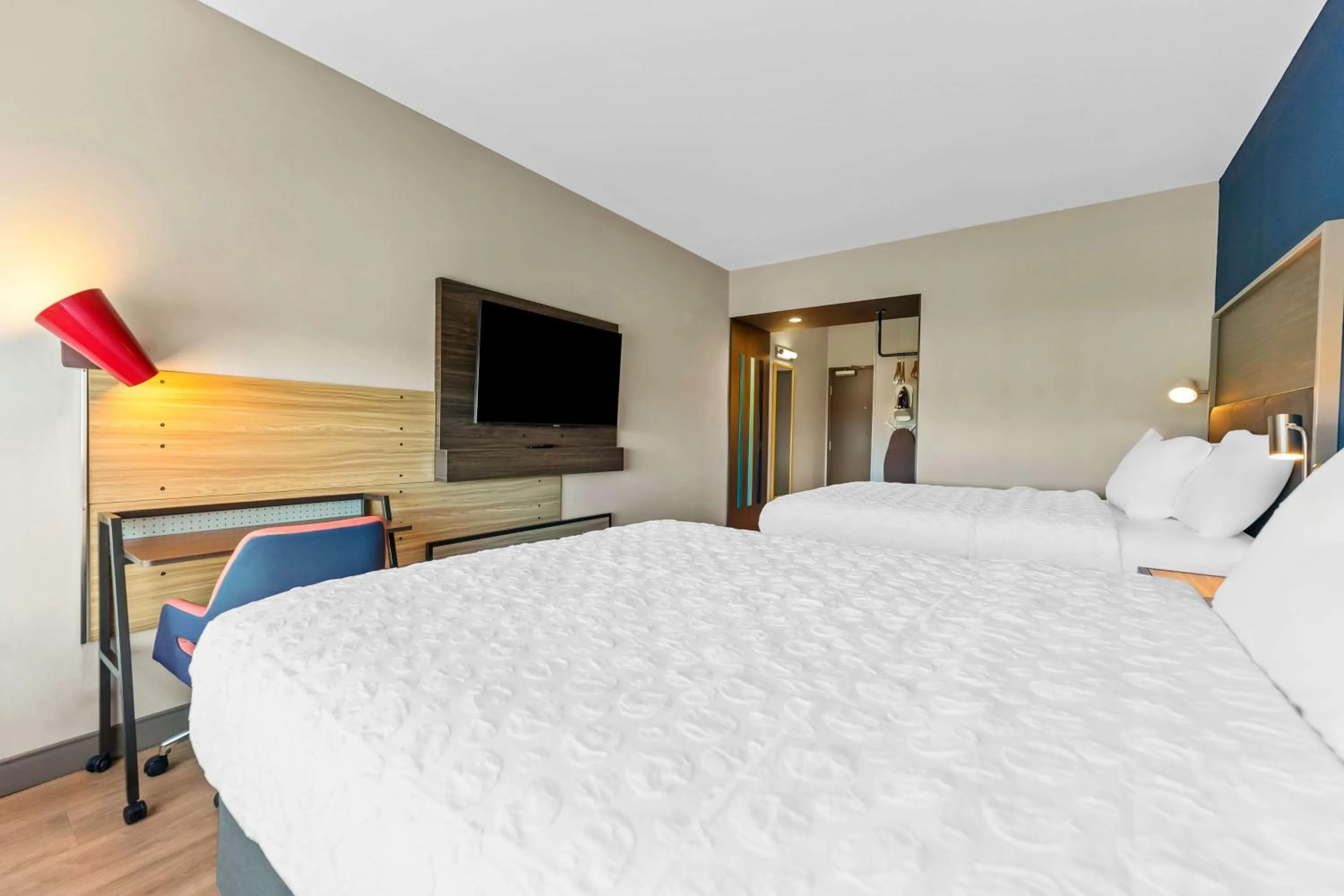 Bedroom, Bed in Tru By Hilton Dixon