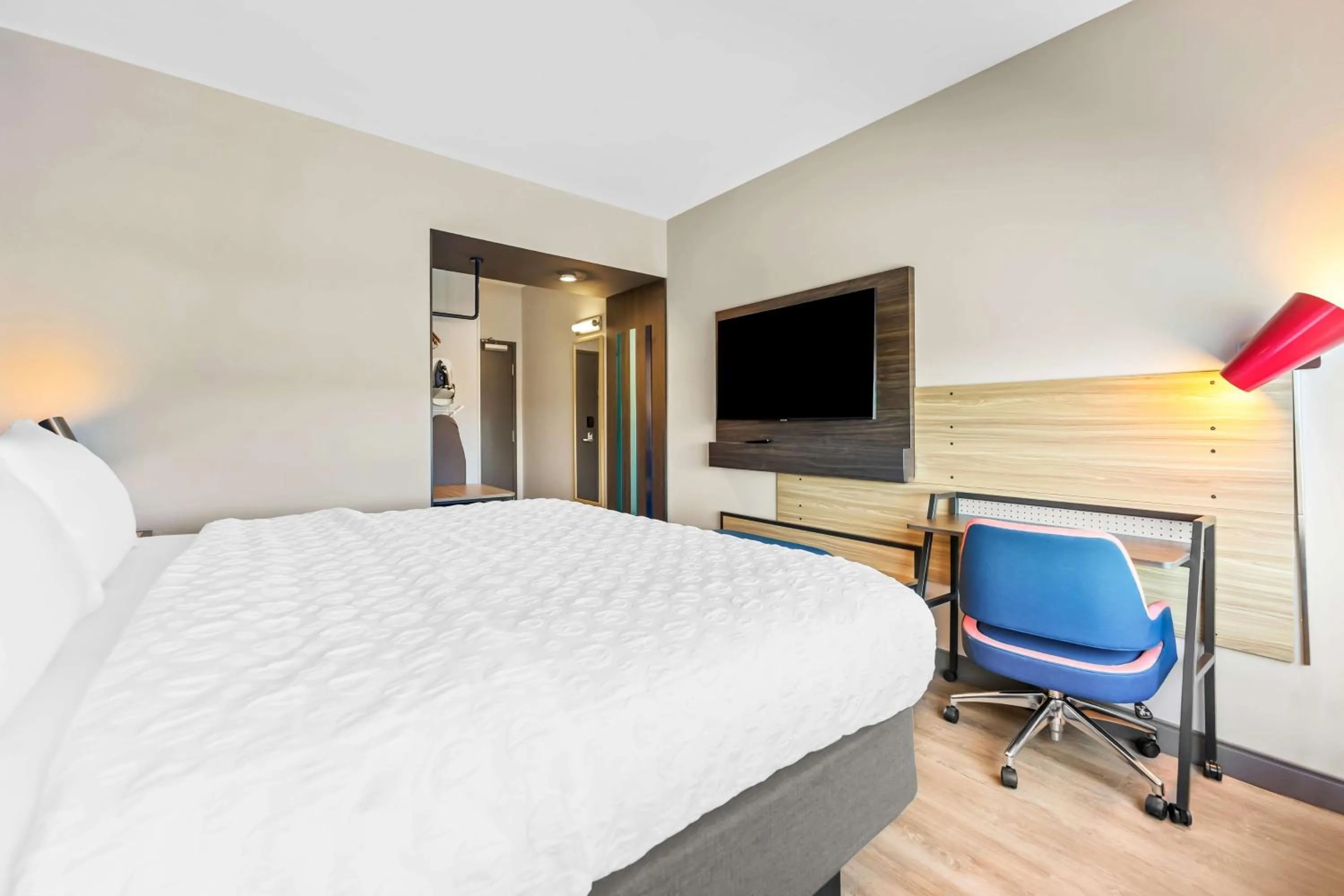 Bedroom, Bed in Tru By Hilton Dixon