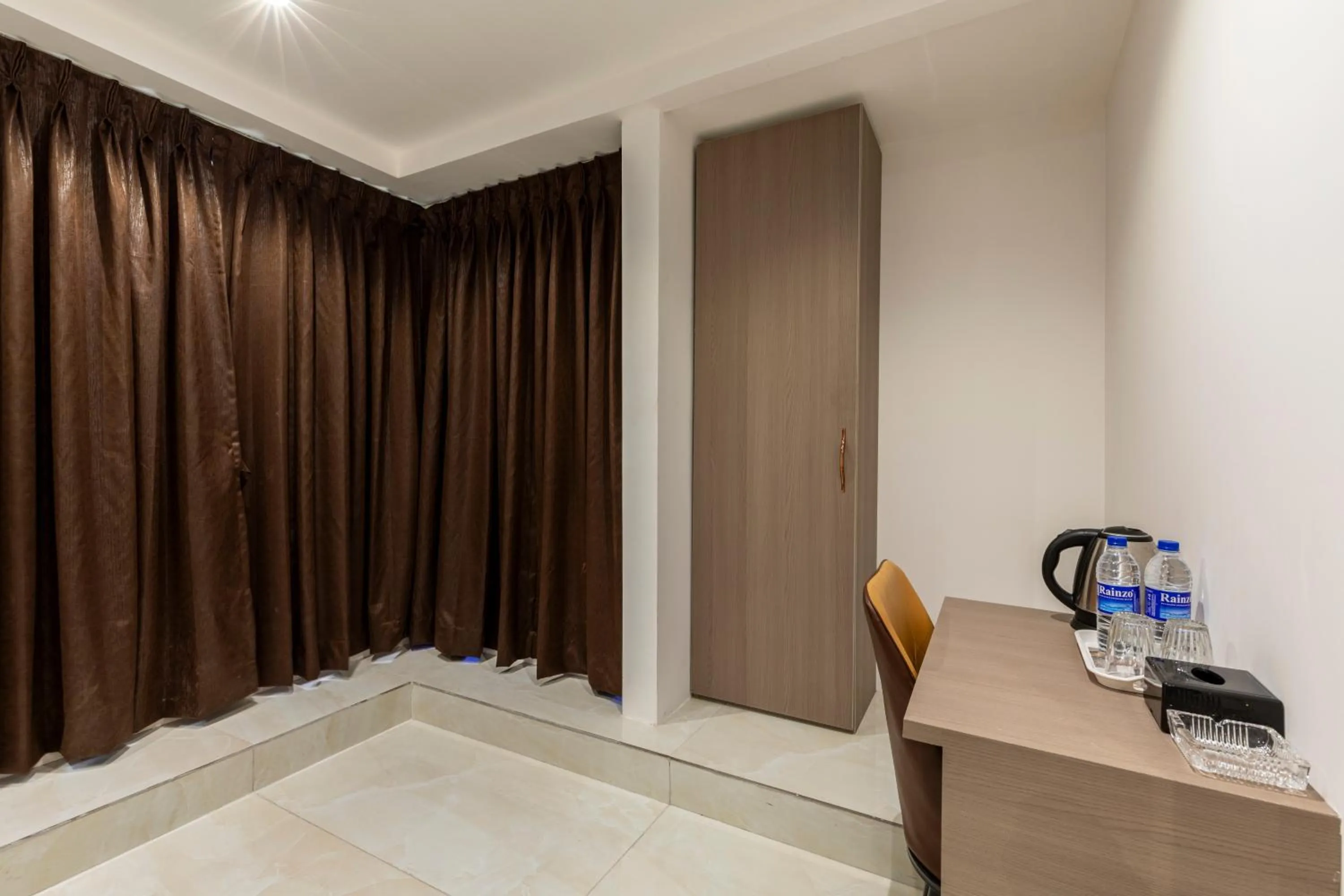 Photo of the whole room in Hotel MetroMax Andheri