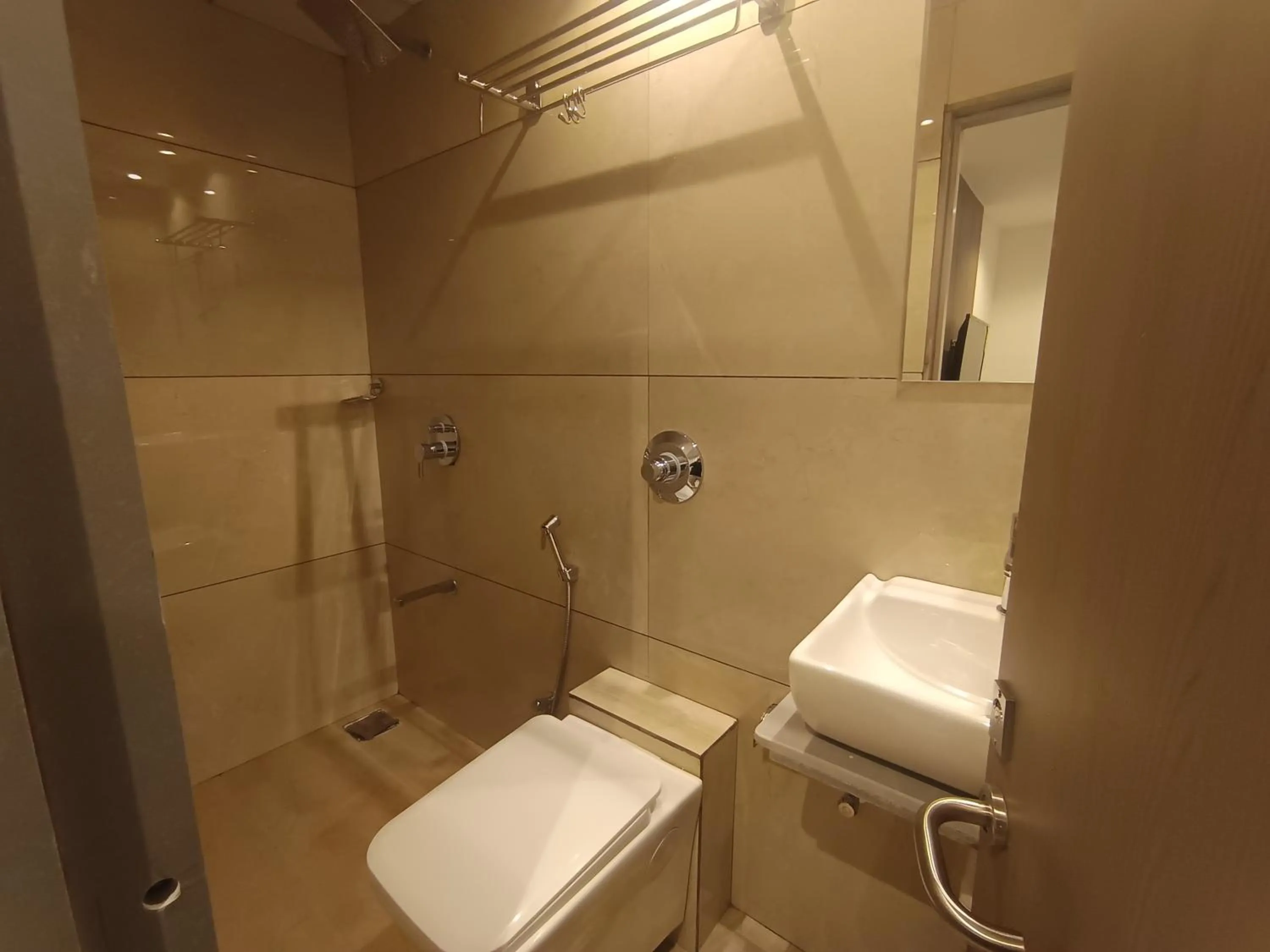 Shower in Hotel MetroMax Andheri