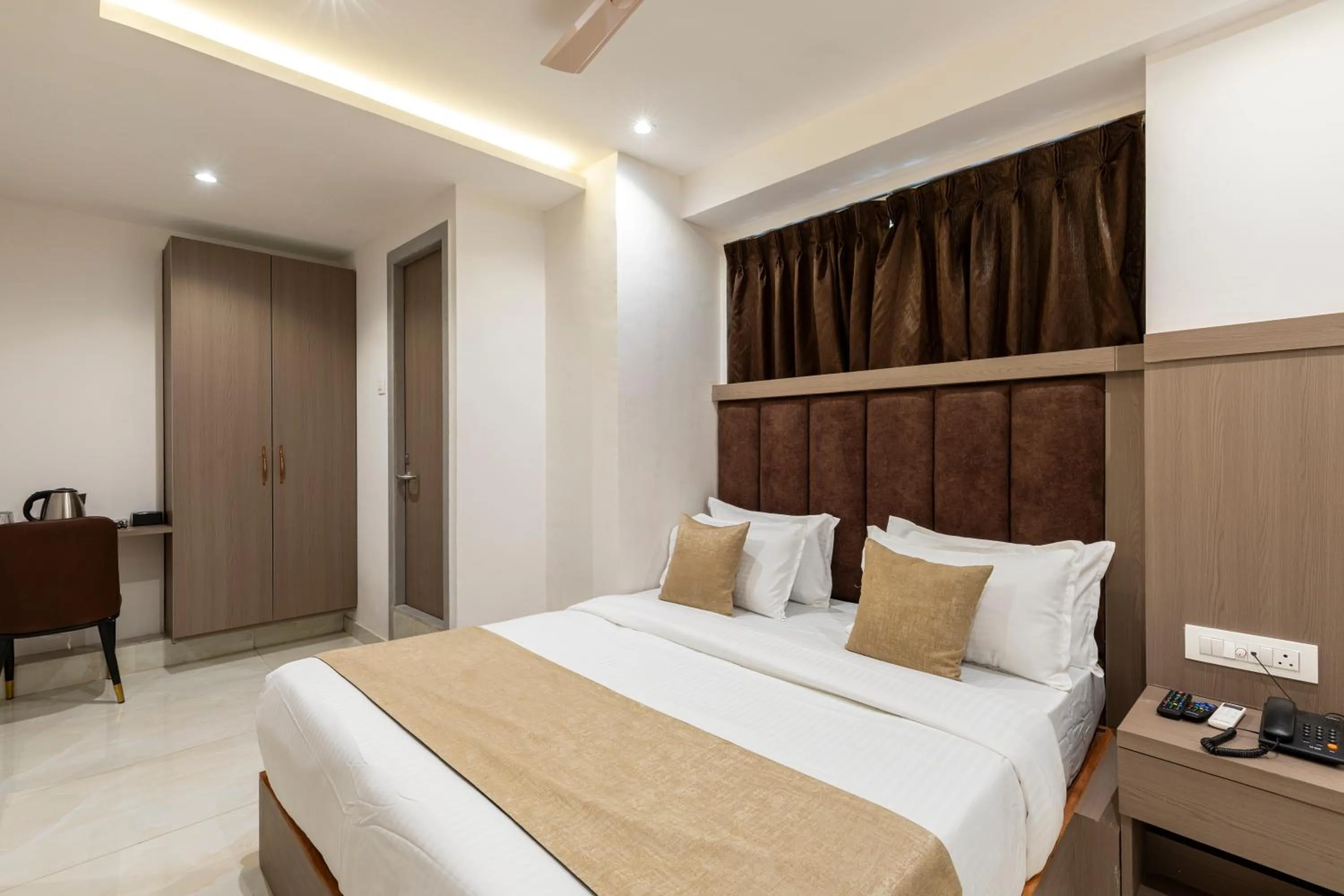 Bed in Hotel MetroMax Andheri