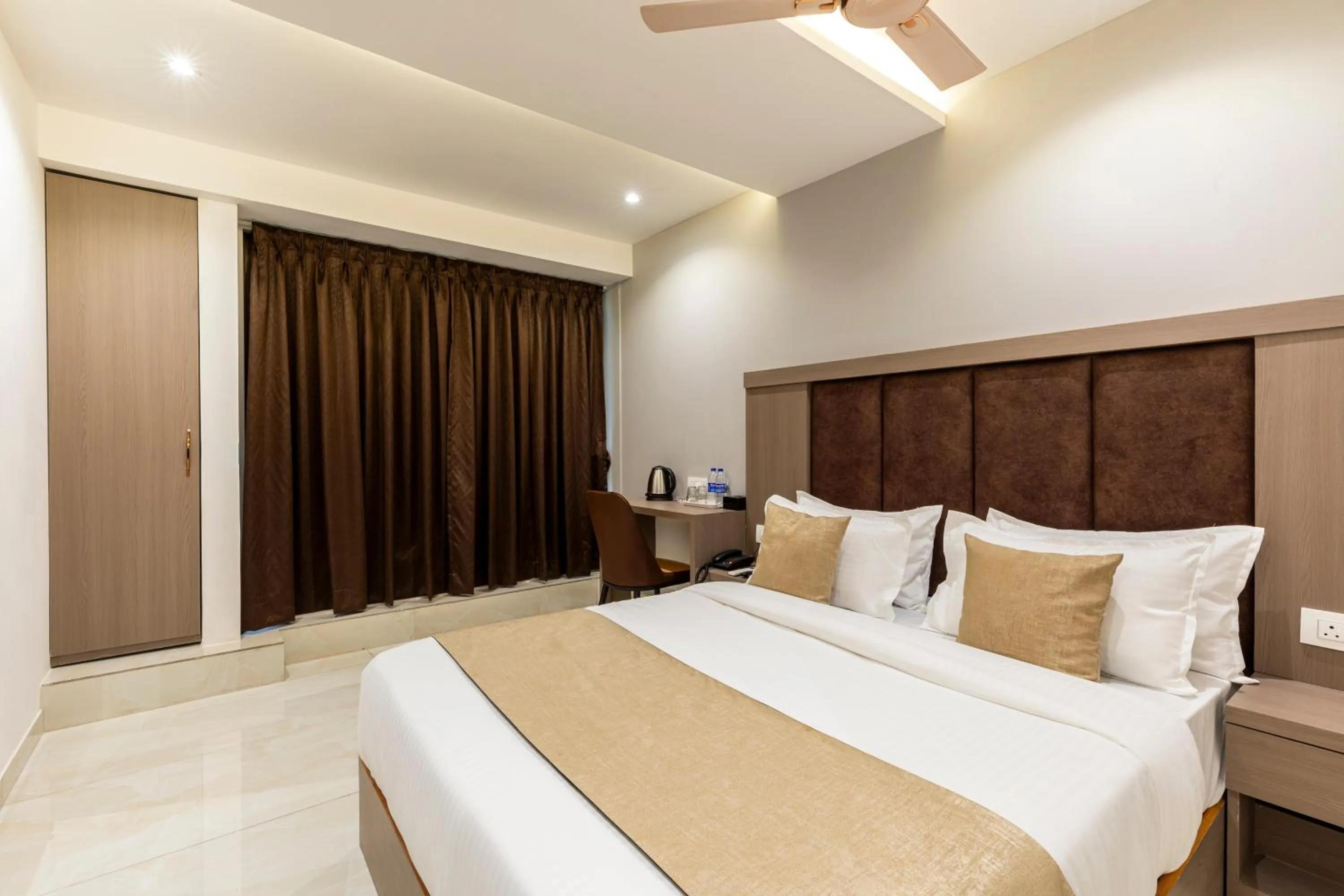 Bed in Hotel MetroMax Andheri