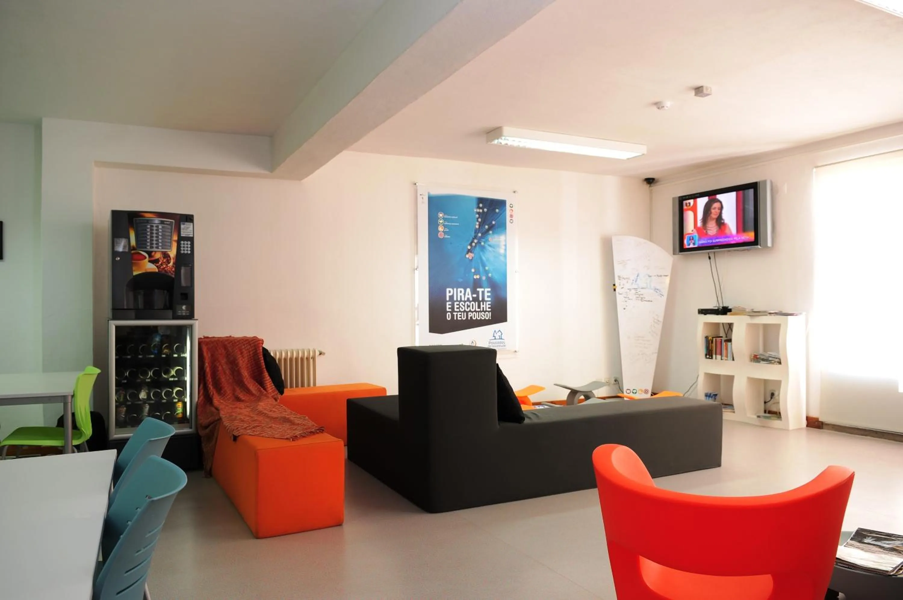 Communal lounge/ TV room in HI Castelo Branco - Pousada de Juventude