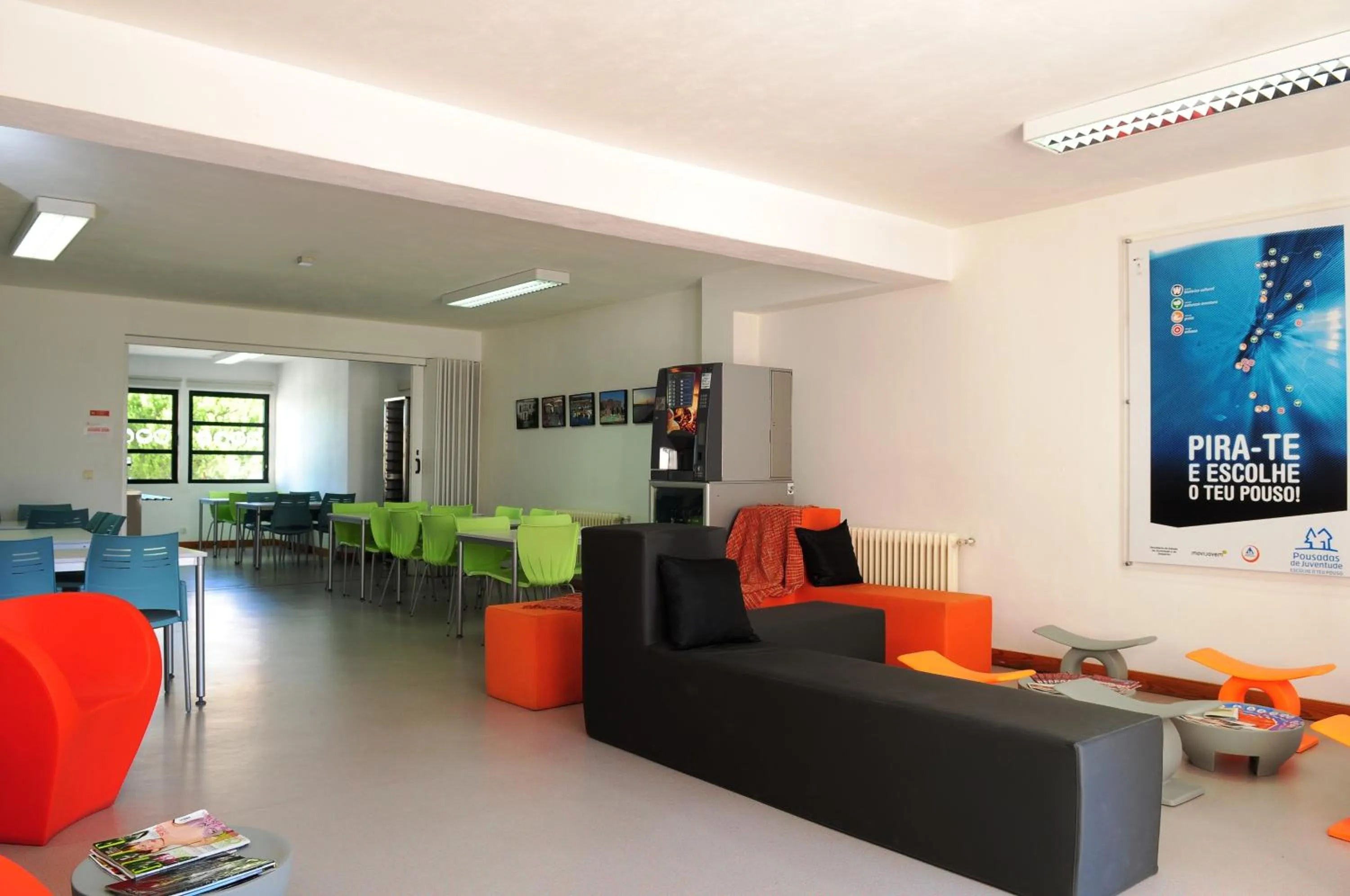 Communal lounge/ TV room in HI Castelo Branco - Pousada de Juventude