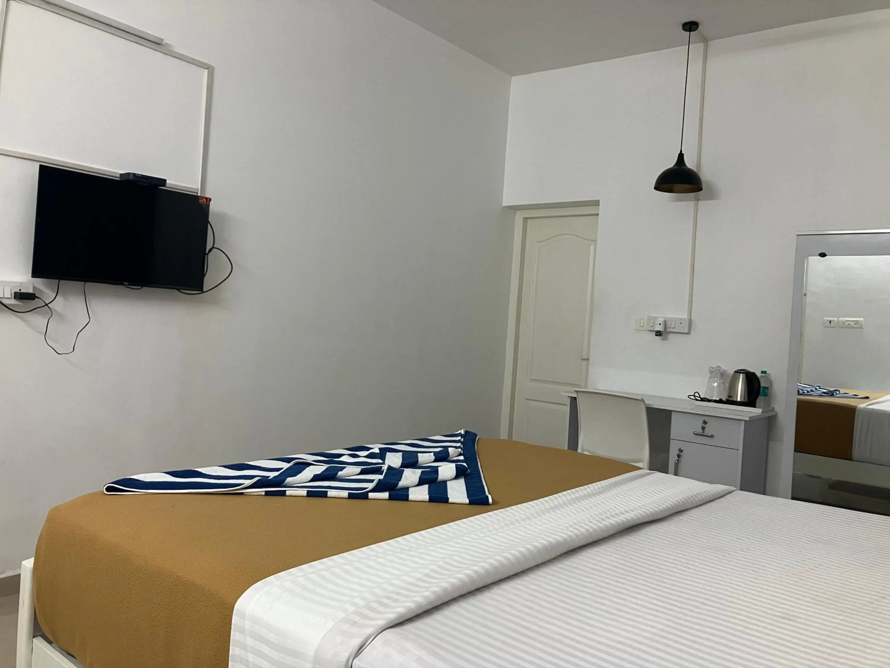 Bed in Madras Inn Nungambakam