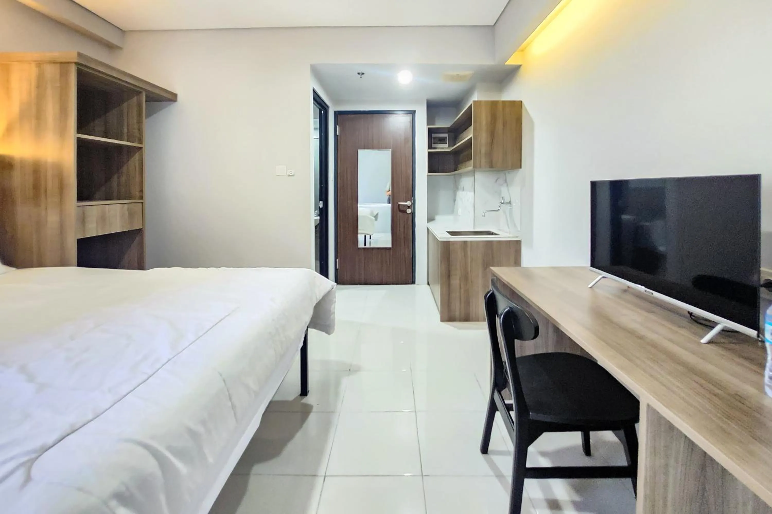 Bedroom, Bed in RedLiving Apartemen Riverdale Cikarang - Star Rooms