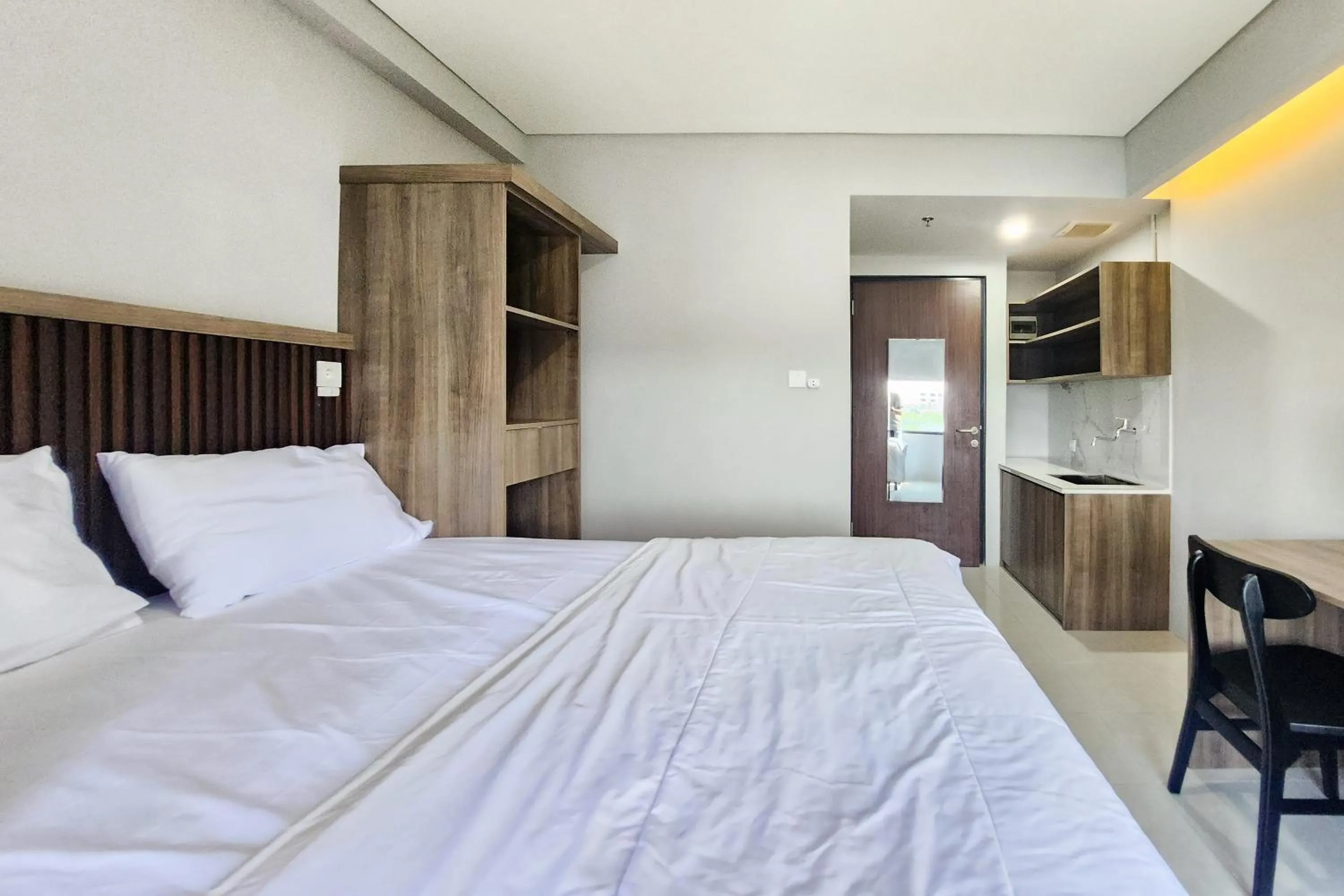 Bedroom, Bed in RedLiving Apartemen Riverdale Cikarang - Star Rooms