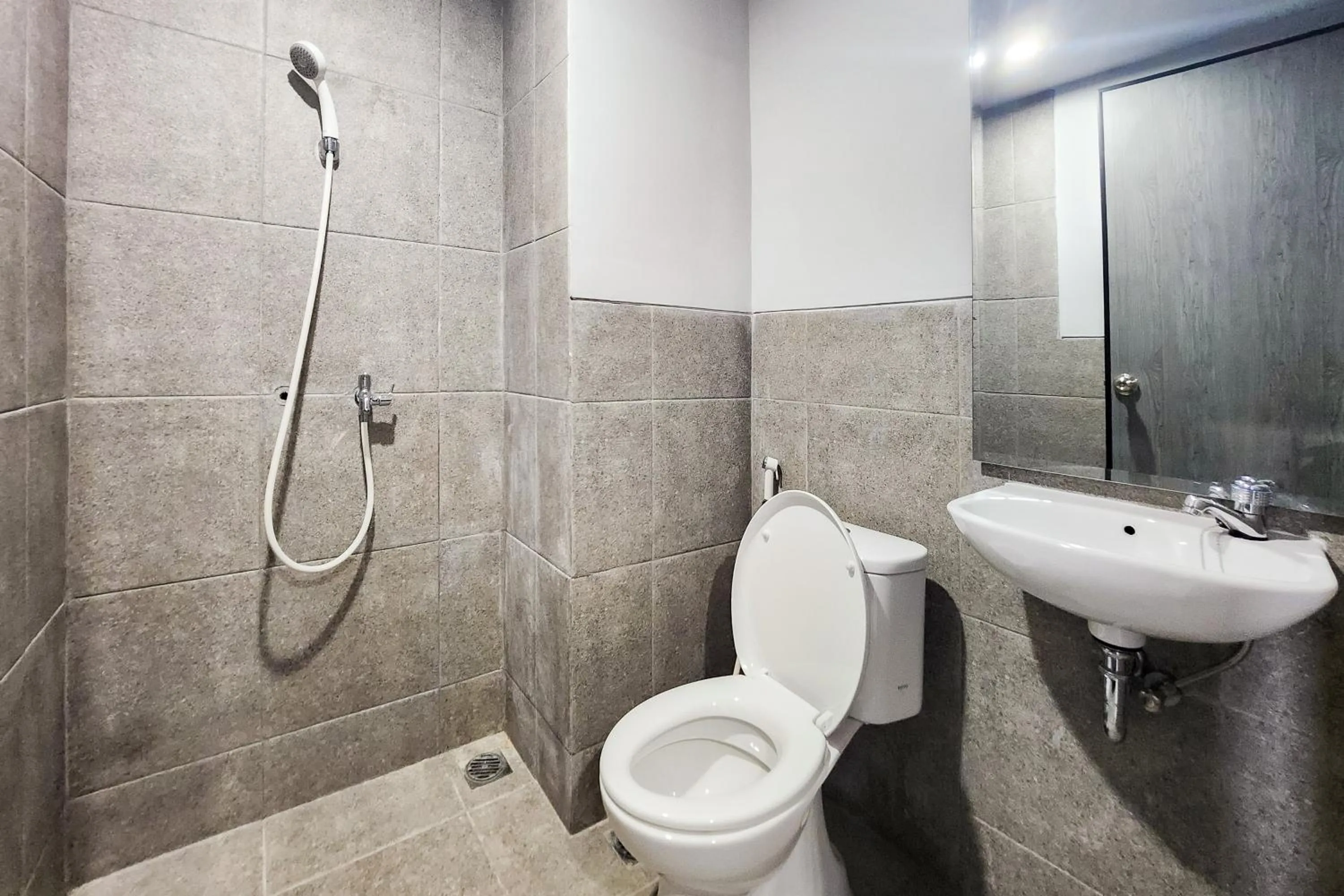 Bathroom in RedLiving Apartemen Riverdale Cikarang - Star Rooms