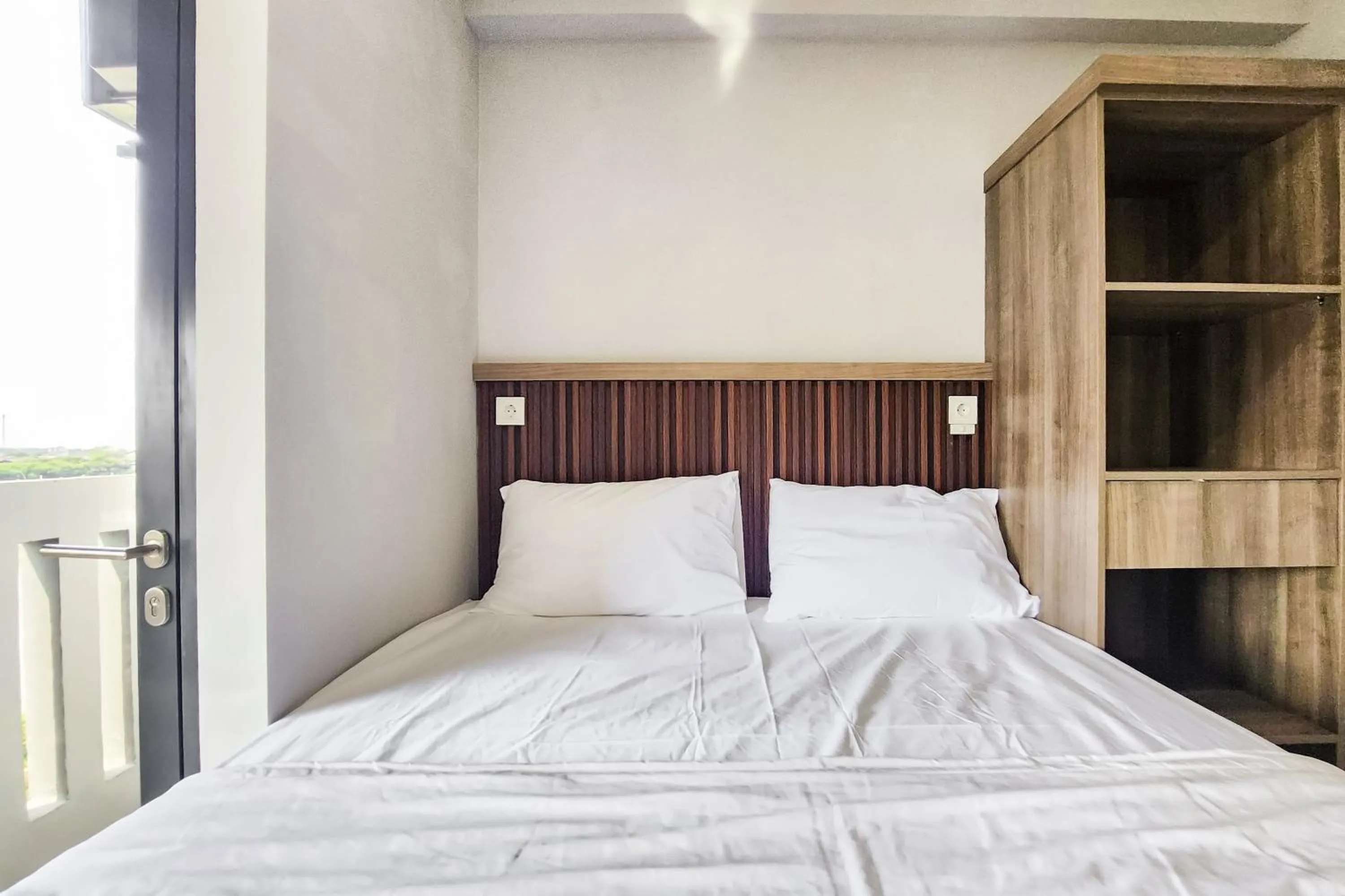 Bedroom, Bed in RedLiving Apartemen Riverdale Cikarang - Star Rooms