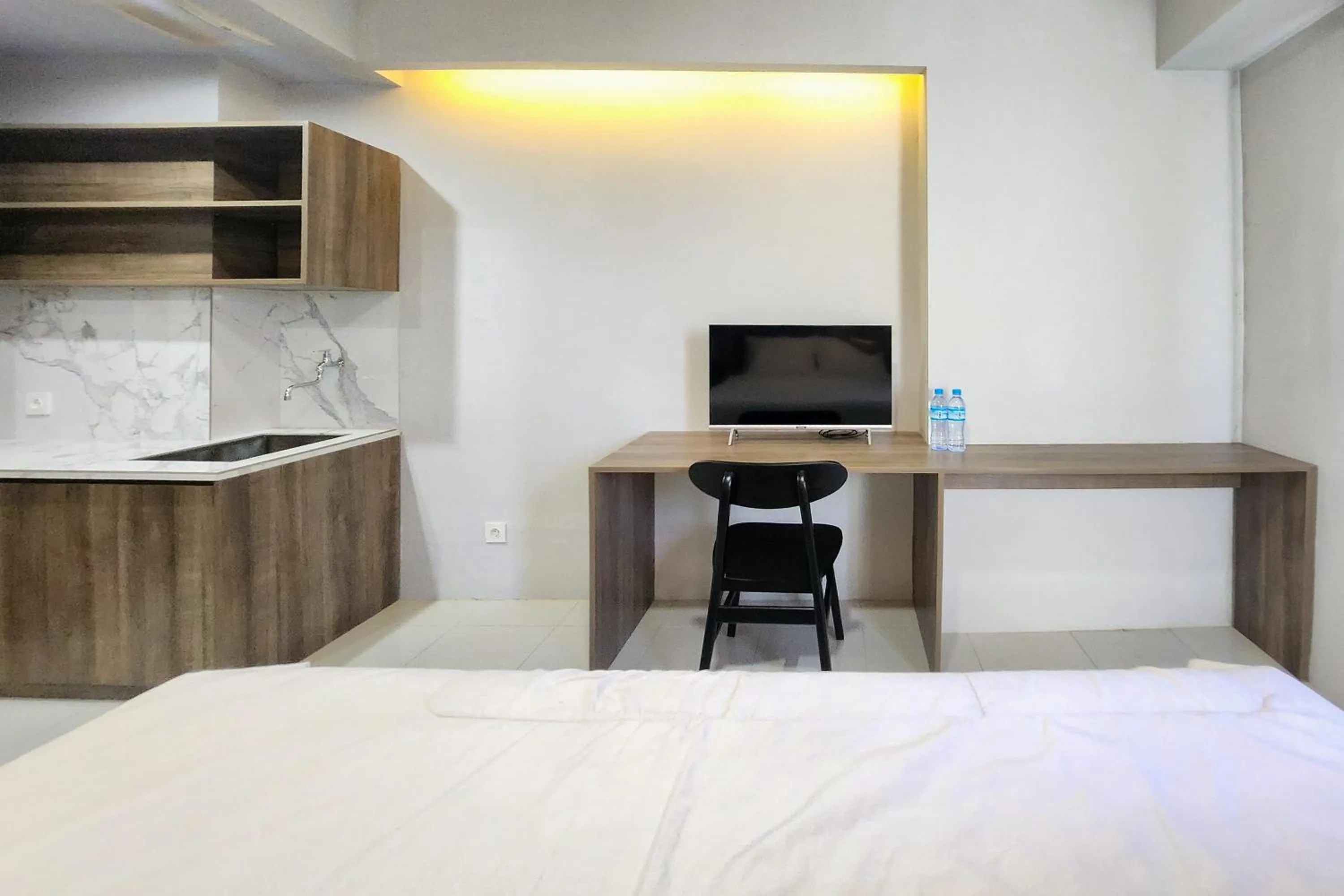 TV and multimedia, Bed in RedLiving Apartemen Riverdale Cikarang - Star Rooms