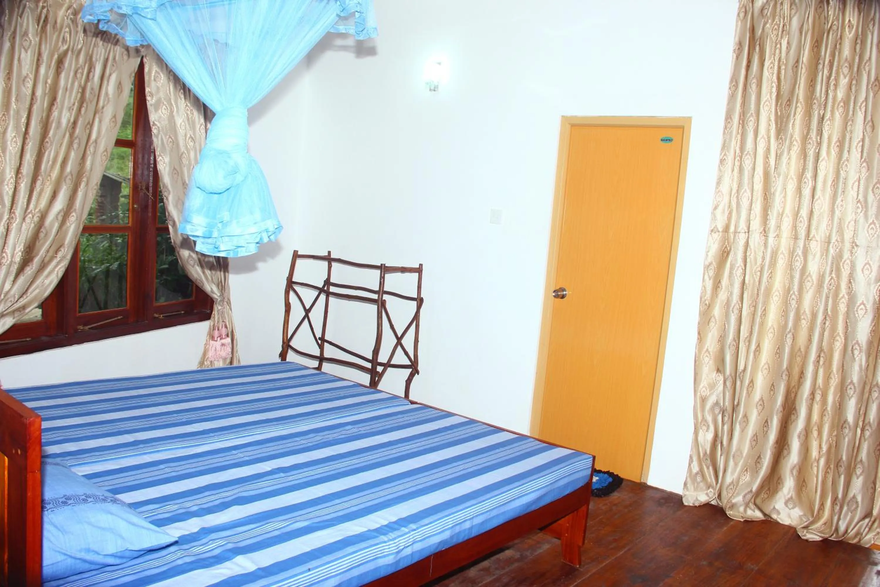 Photo of the whole room, Bed in Seasons Four Mini Jungle Cabana