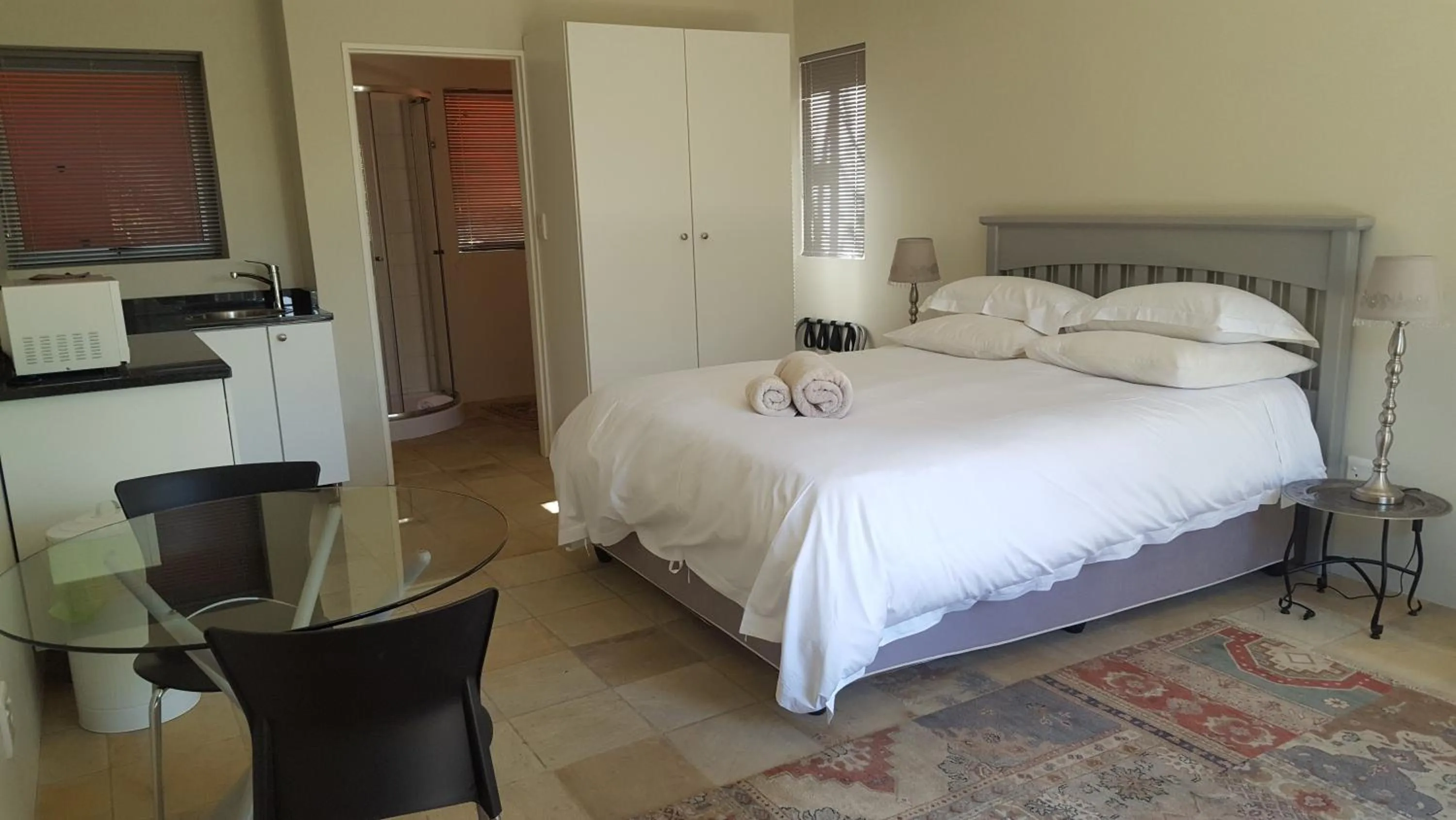 Kitchen or kitchenette, Bed in Orangerie Guest House