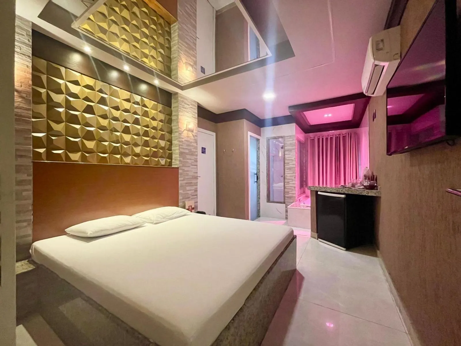 Bed in Bora Bora Motel