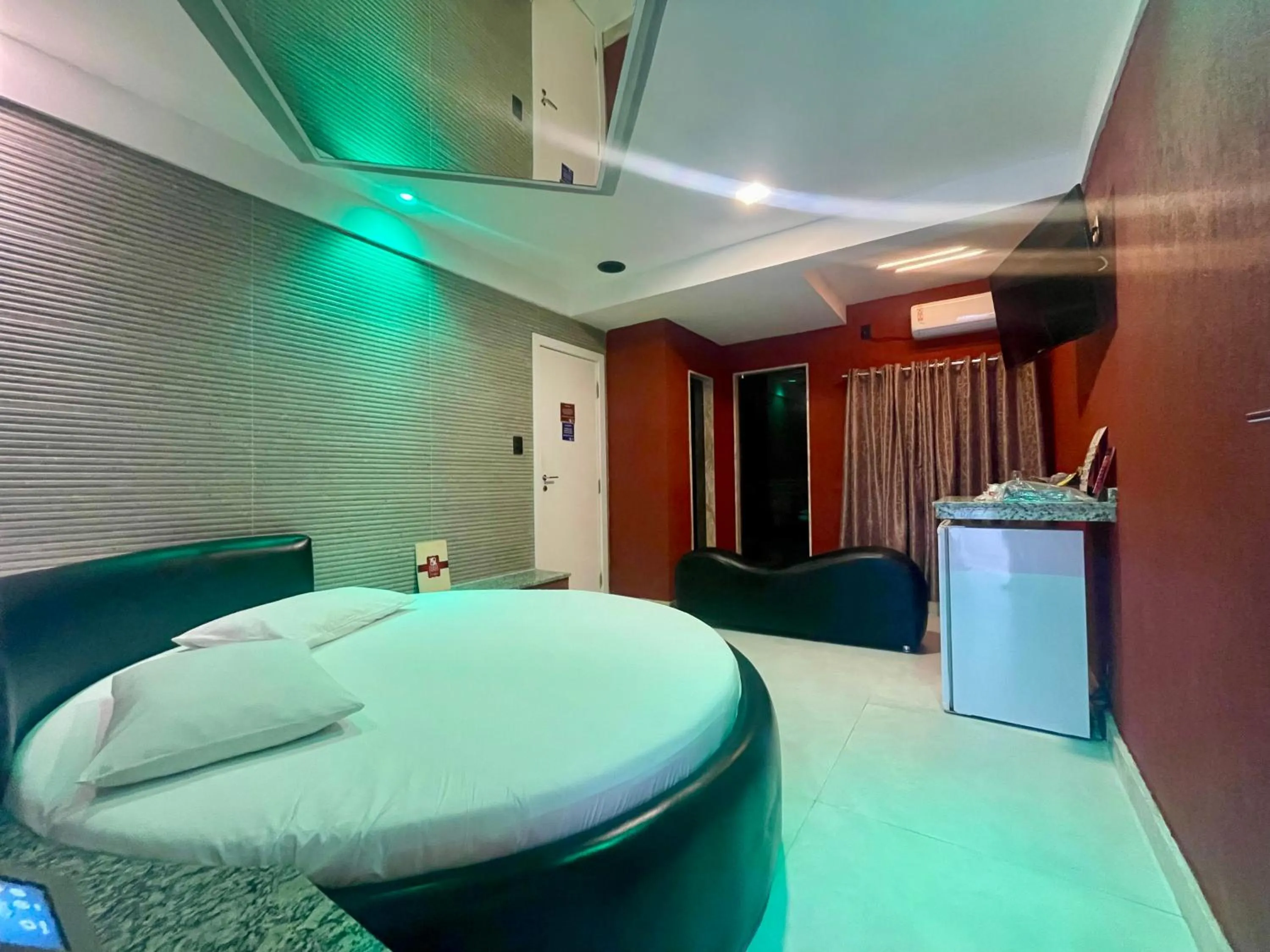 Bed in Bora Bora Motel