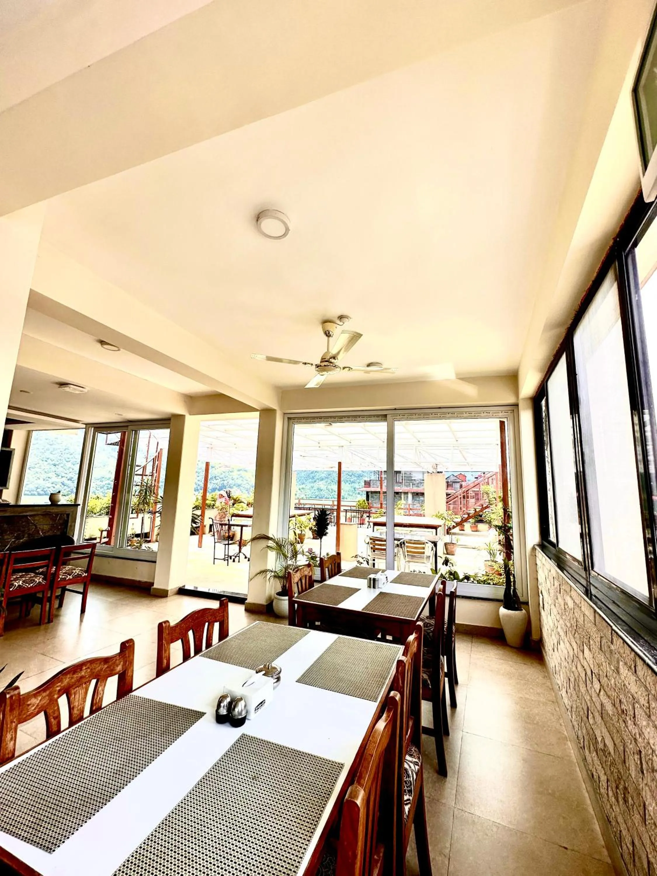 Restaurant/places to eat in Hotel Adam