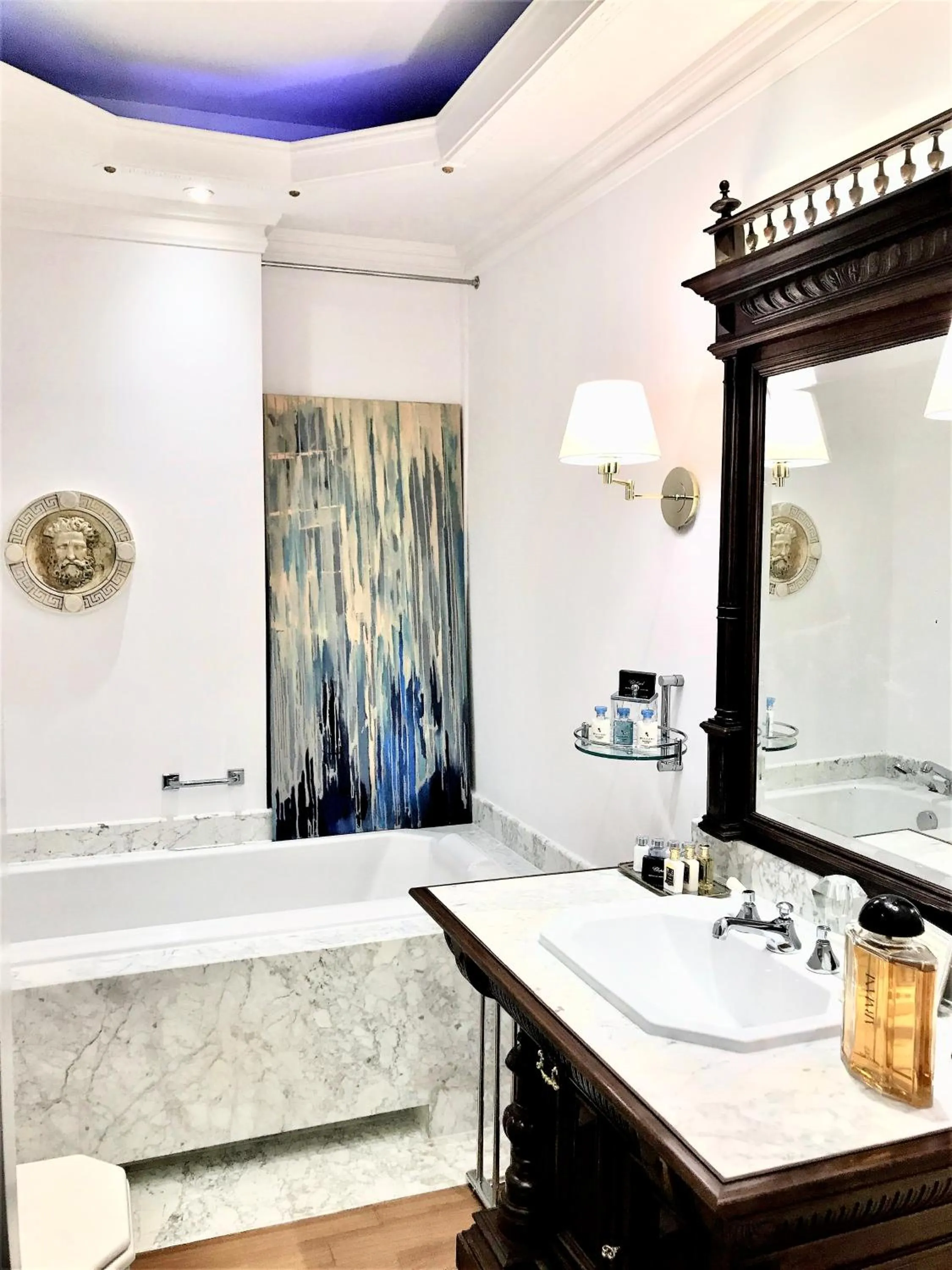 Bathroom in MONDRIAN Luxury Suites & Apartments Market Square IV