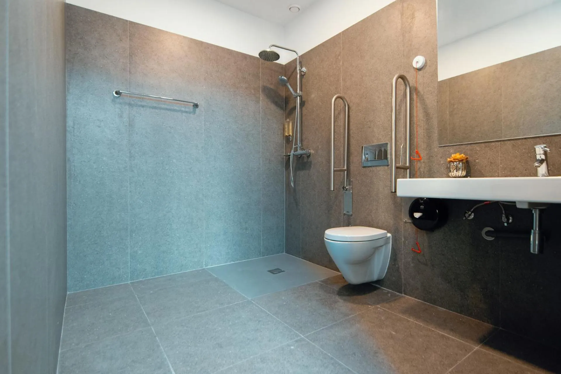 Shower in HI Braga - Pousada de Juventude