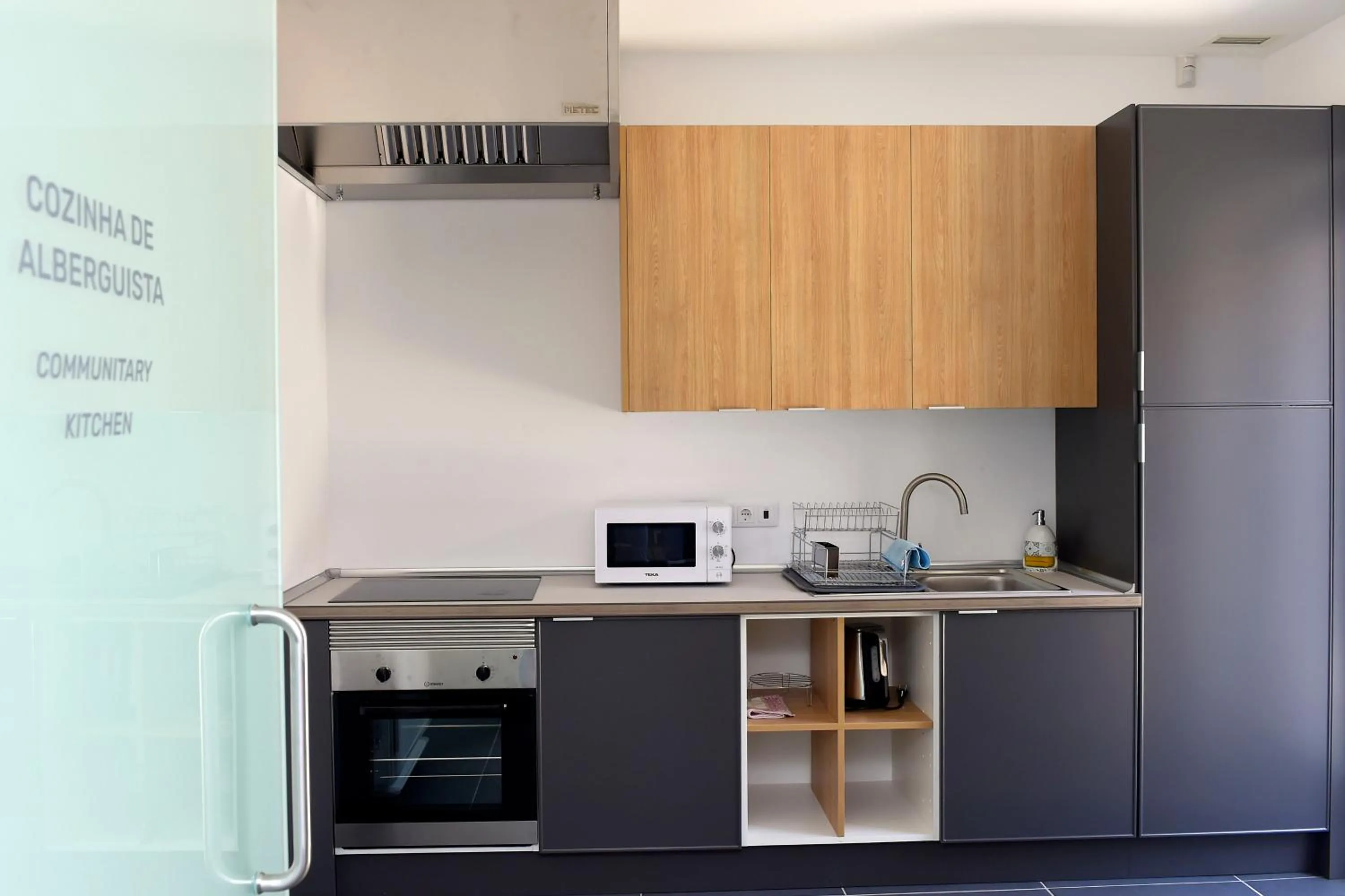 Communal kitchen in HI Braga - Pousada de Juventude