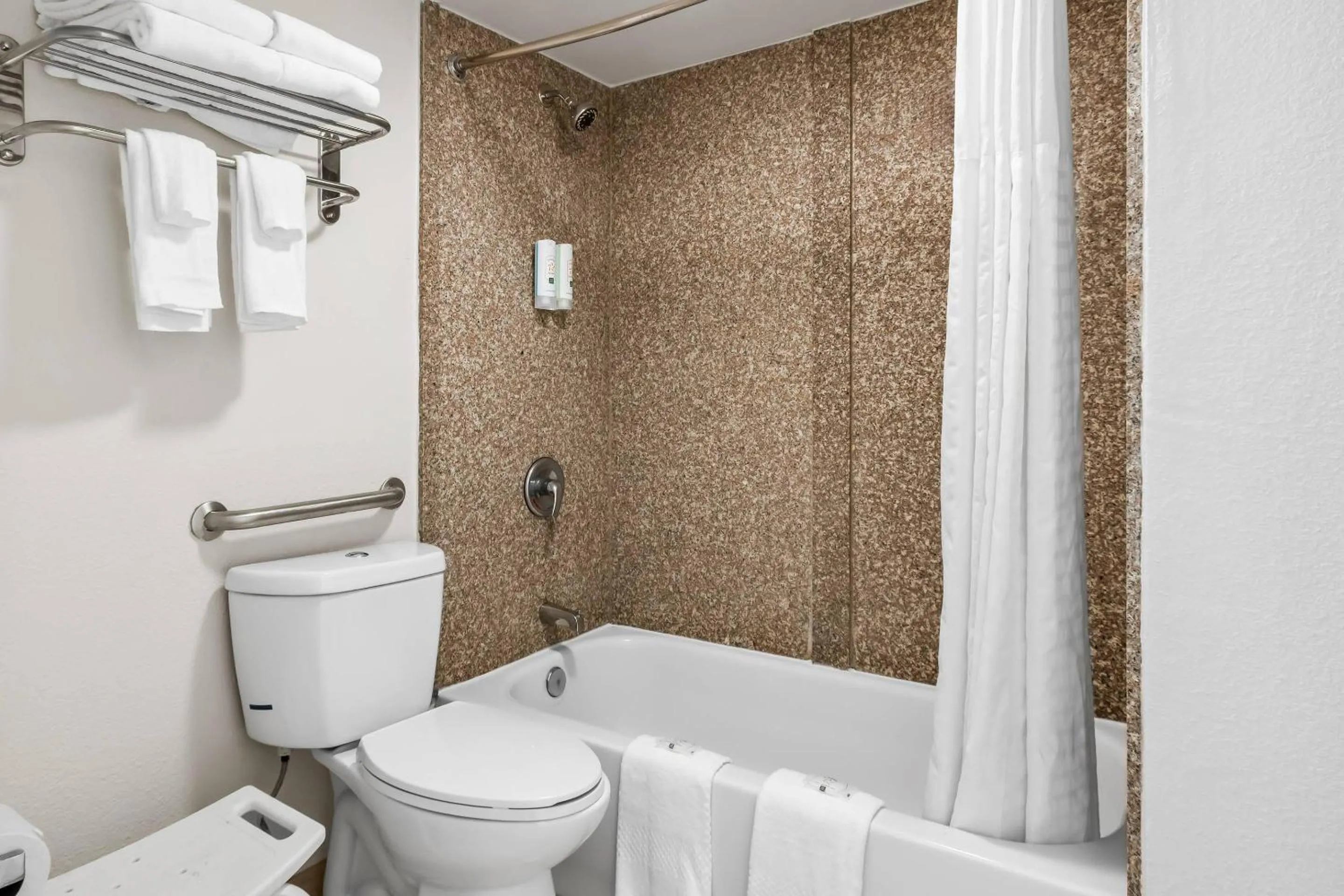 Bedroom in Quality Inn Harvey - New Orleans