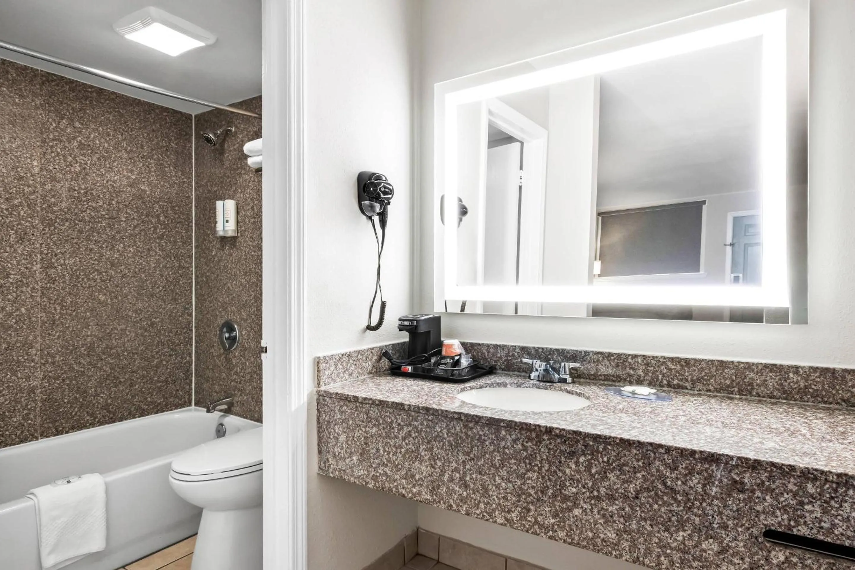 Bedroom in Quality Inn Harvey - New Orleans