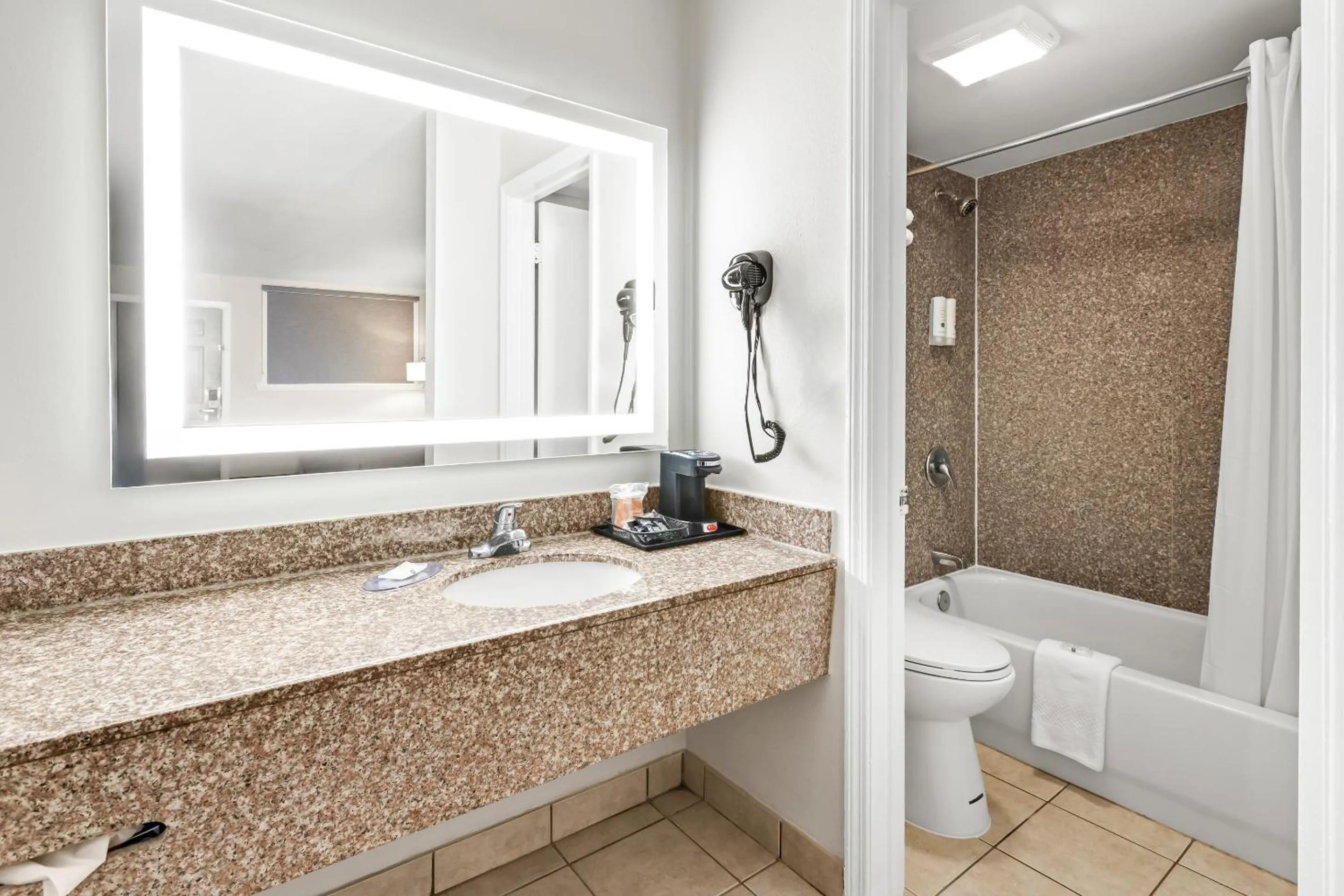 Bathroom in Quality Inn Harvey - New Orleans