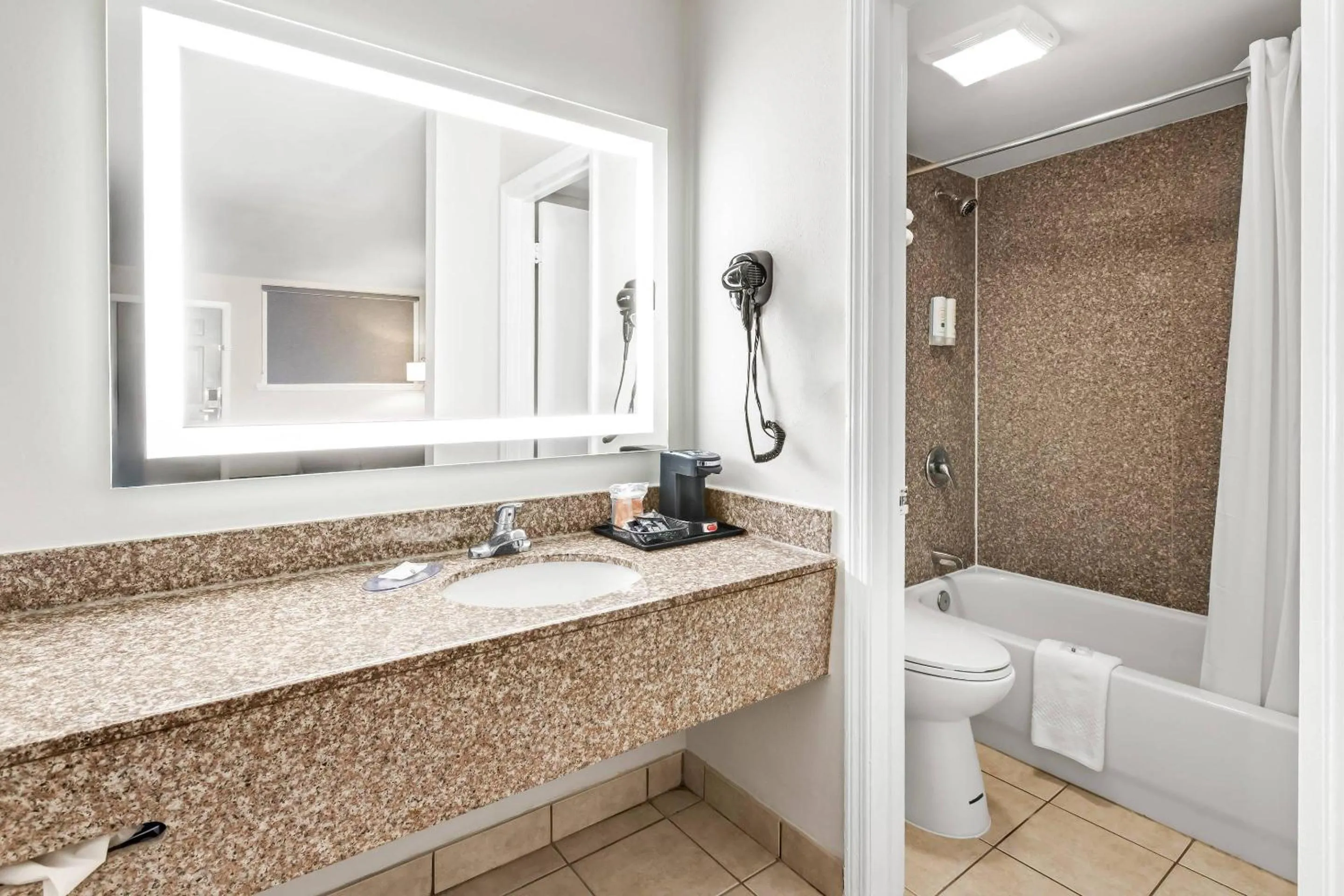 Bedroom in Quality Inn Harvey - New Orleans