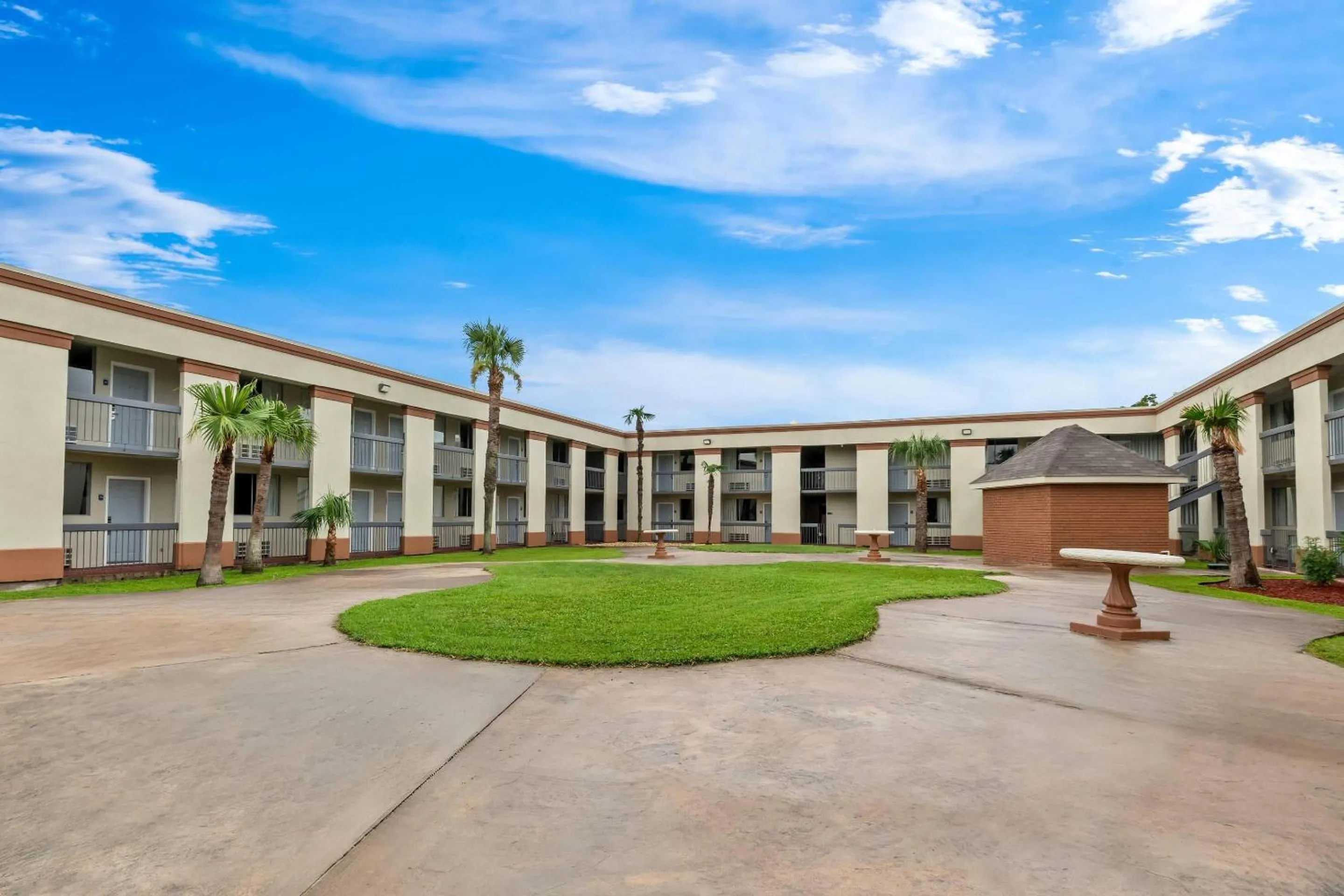 Swimming pool in Quality Inn Harvey - New Orleans
