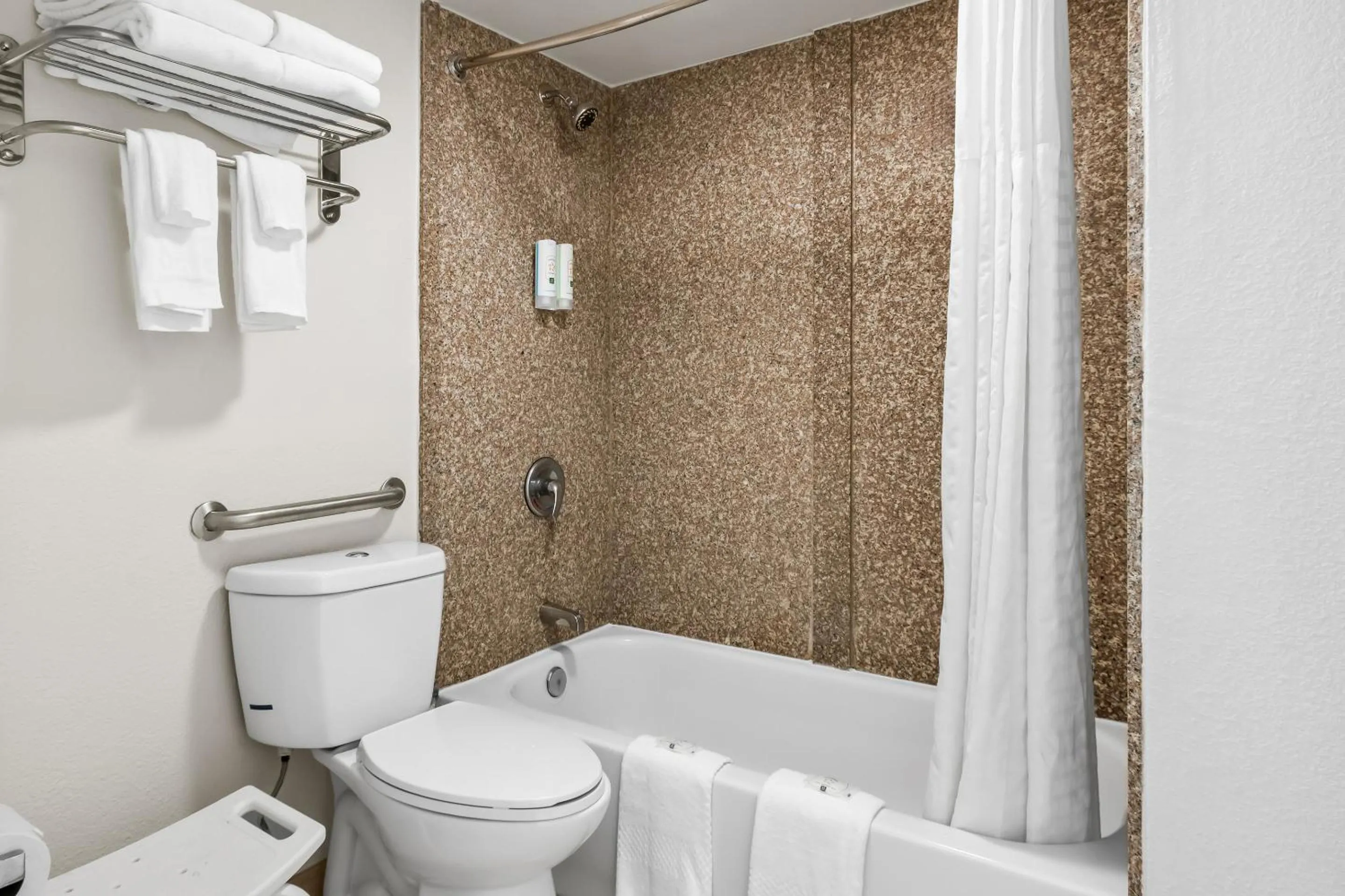 Bathroom in Quality Inn Harvey - New Orleans