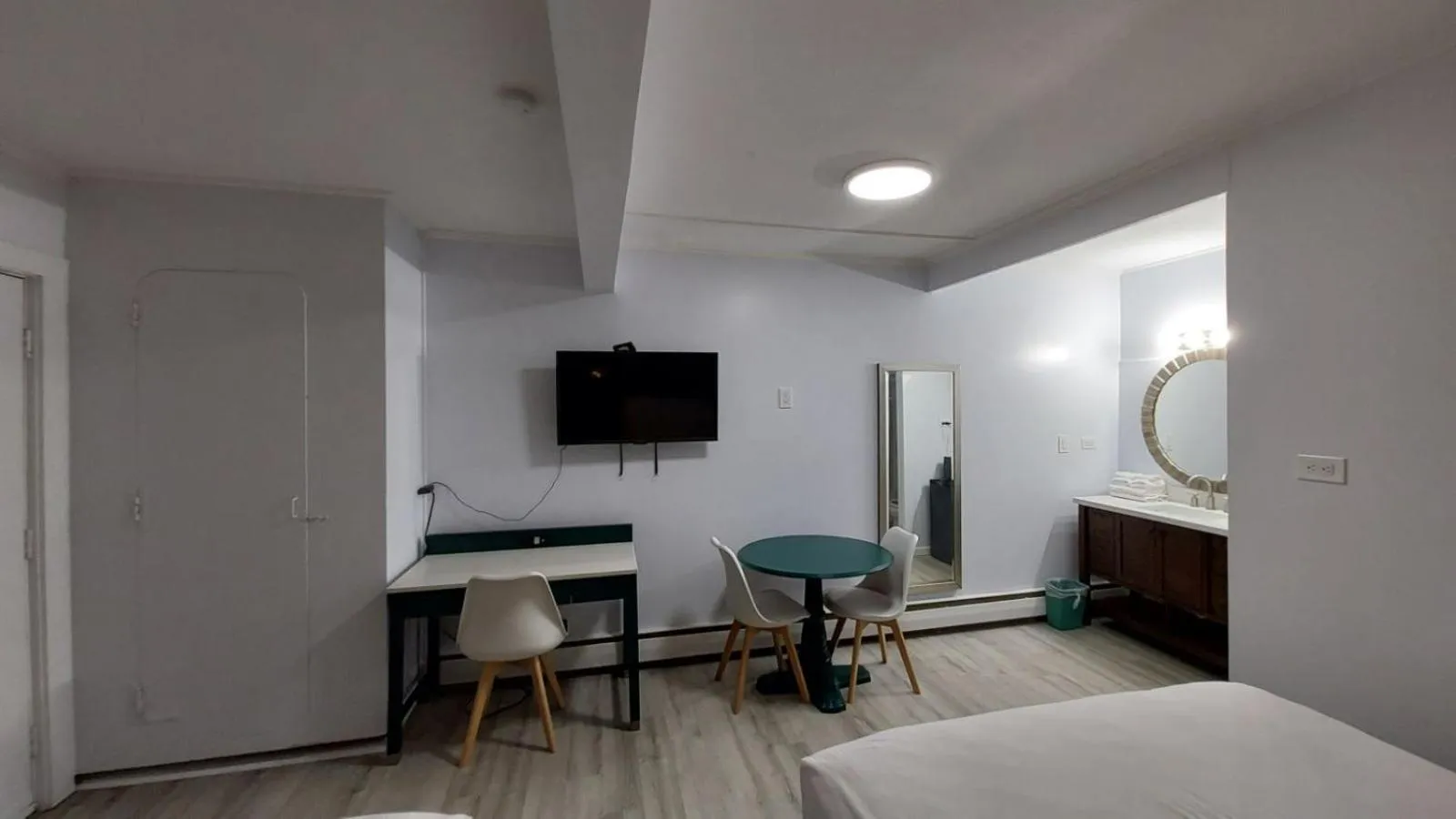 TV and multimedia, Bed in Village Motel