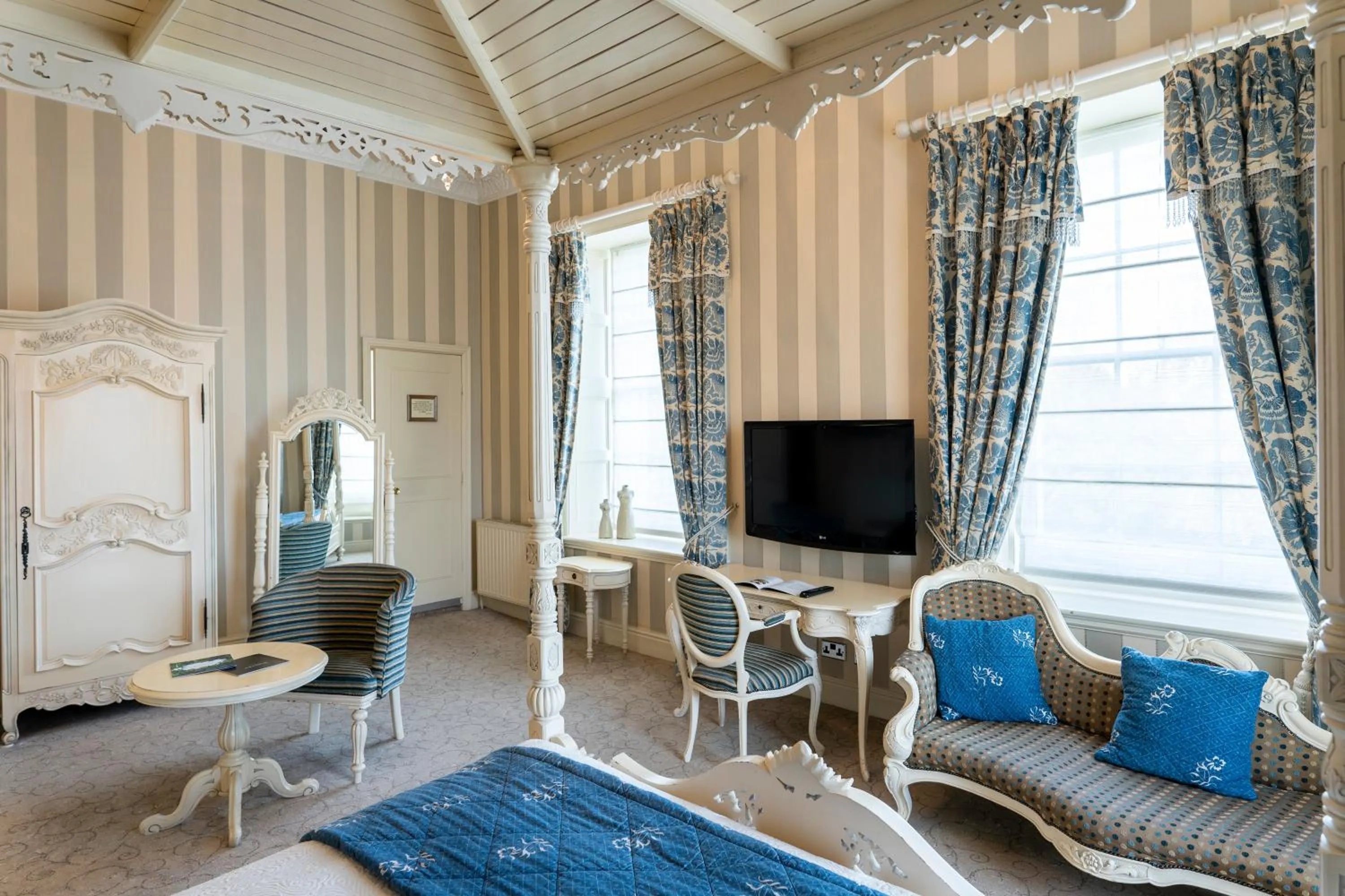 Photo of the whole room, Bed in Ringwood Hall Hotel & Spa