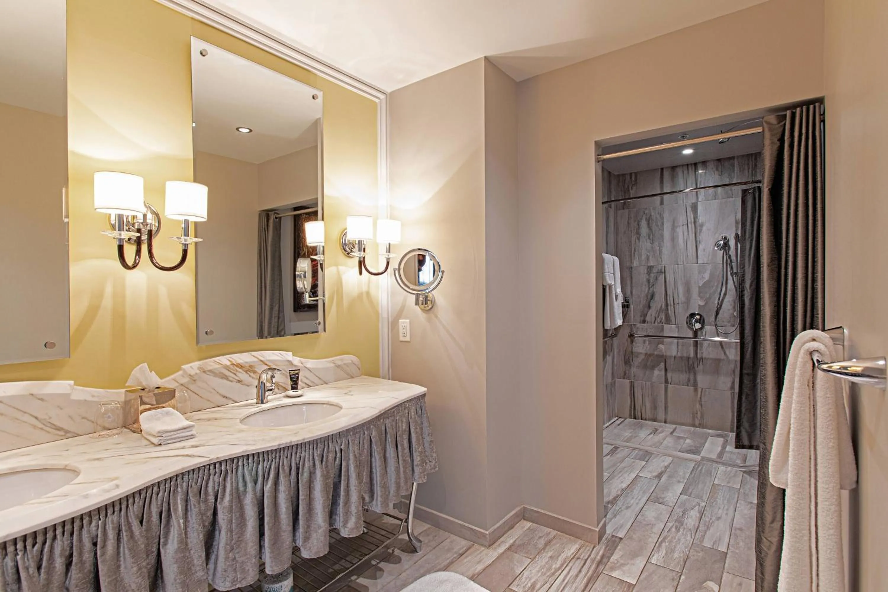 Bathroom, Bed in Grand Bohemian Charleston, Autograph Collection