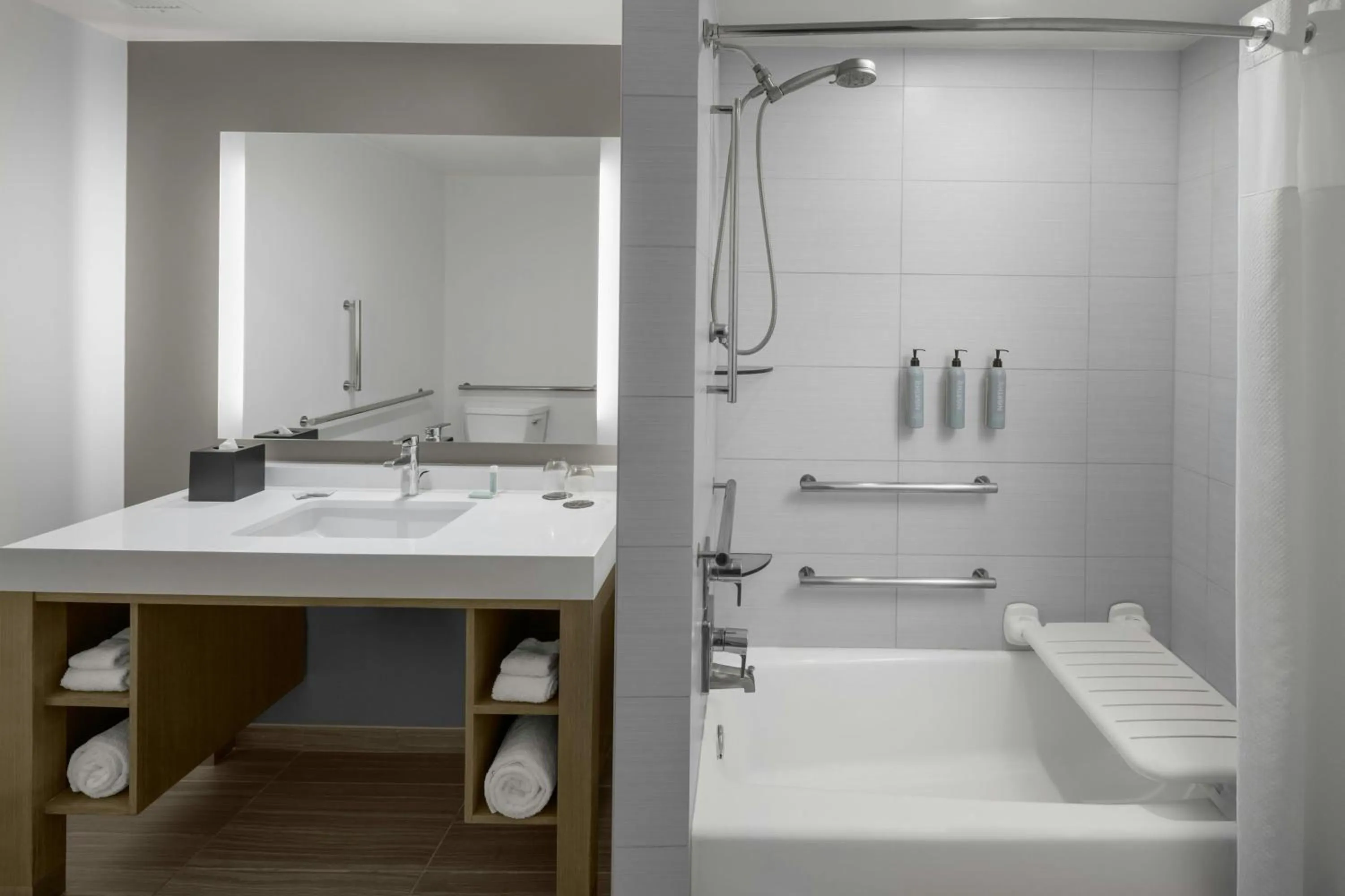 Bathroom in Courtyard by Marriott Orlando South/Grande Lakes Area