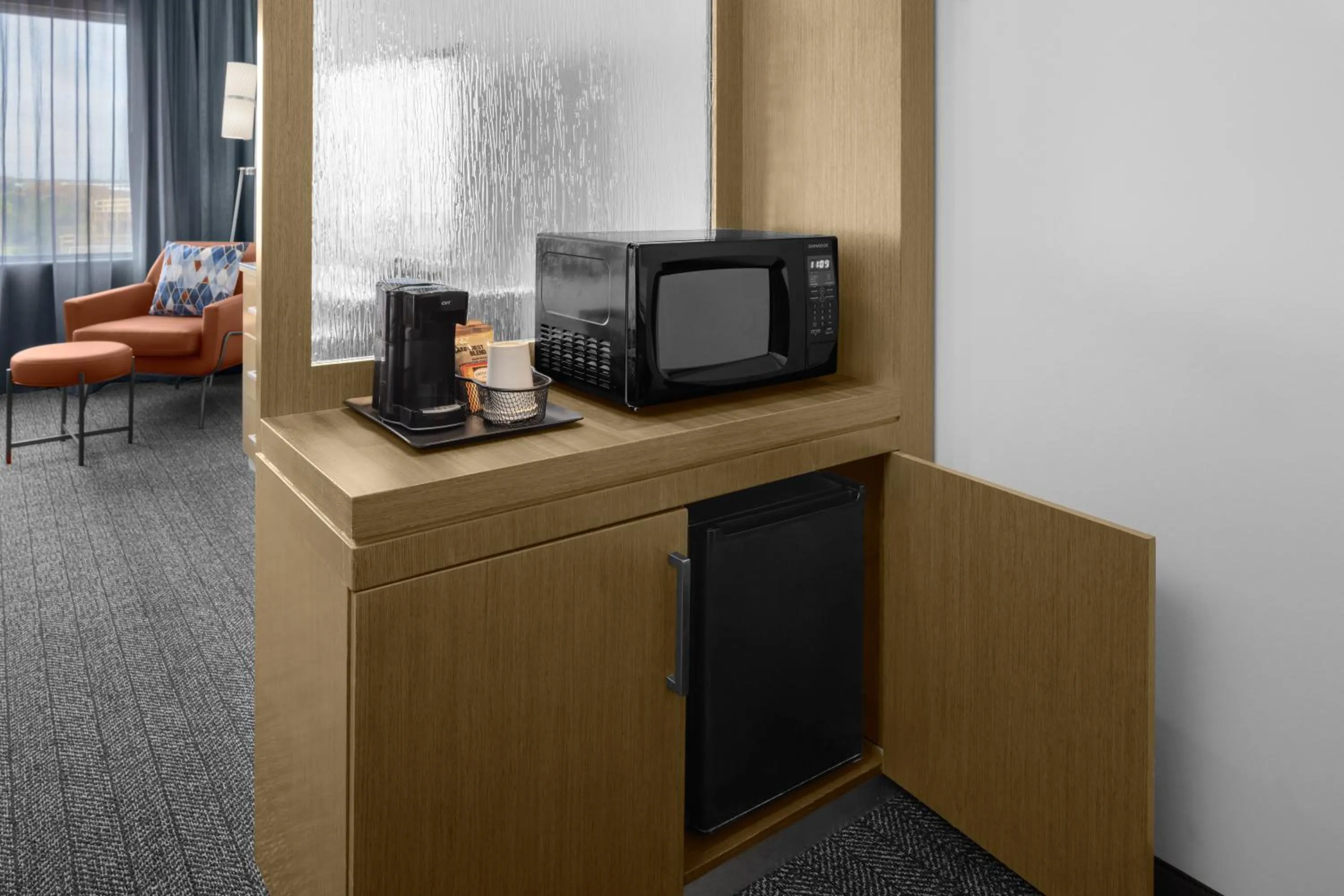 microwave in Courtyard by Marriott Orlando South/Grande Lakes Area