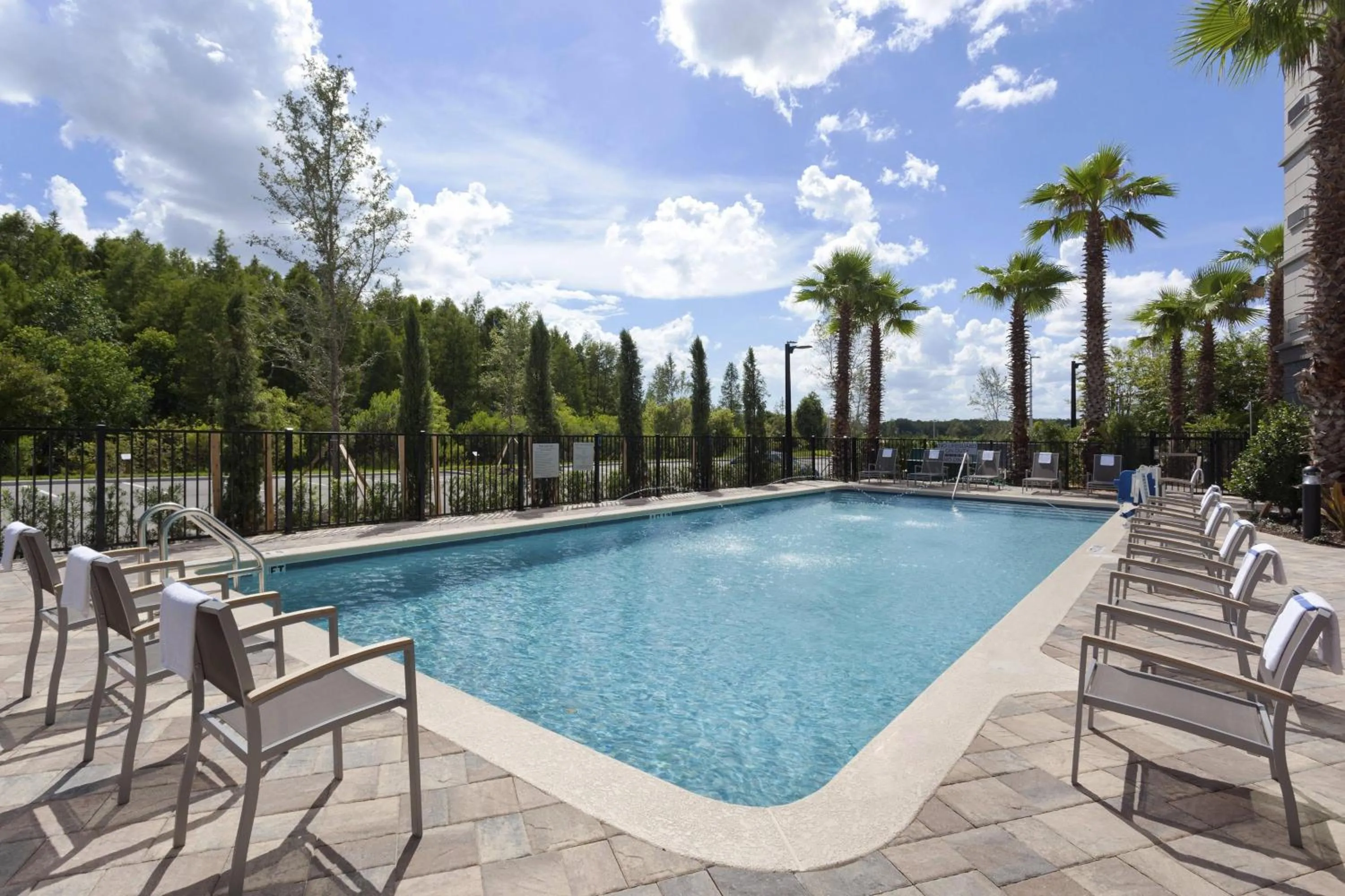 Swimming pool in Courtyard by Marriott Orlando South/Grande Lakes Area