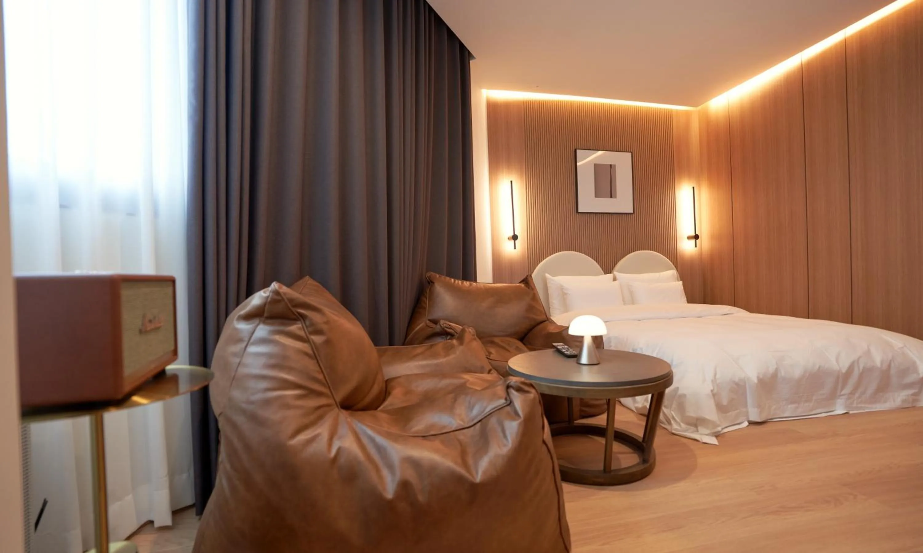 Seating area, Bed in Brown Dot Hotel Gunsan Terminal Branch